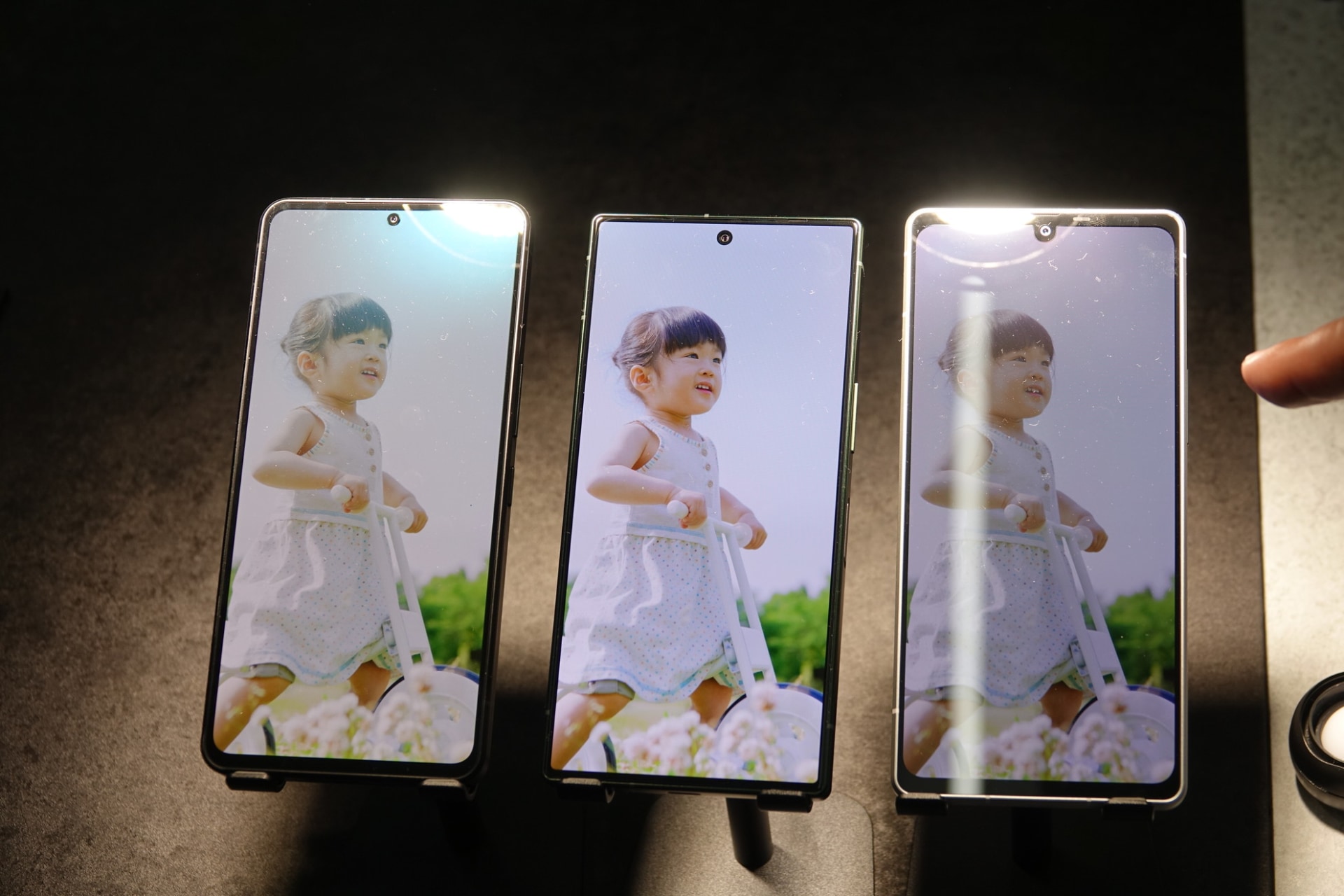 左からAQUOS R7、R9、R8