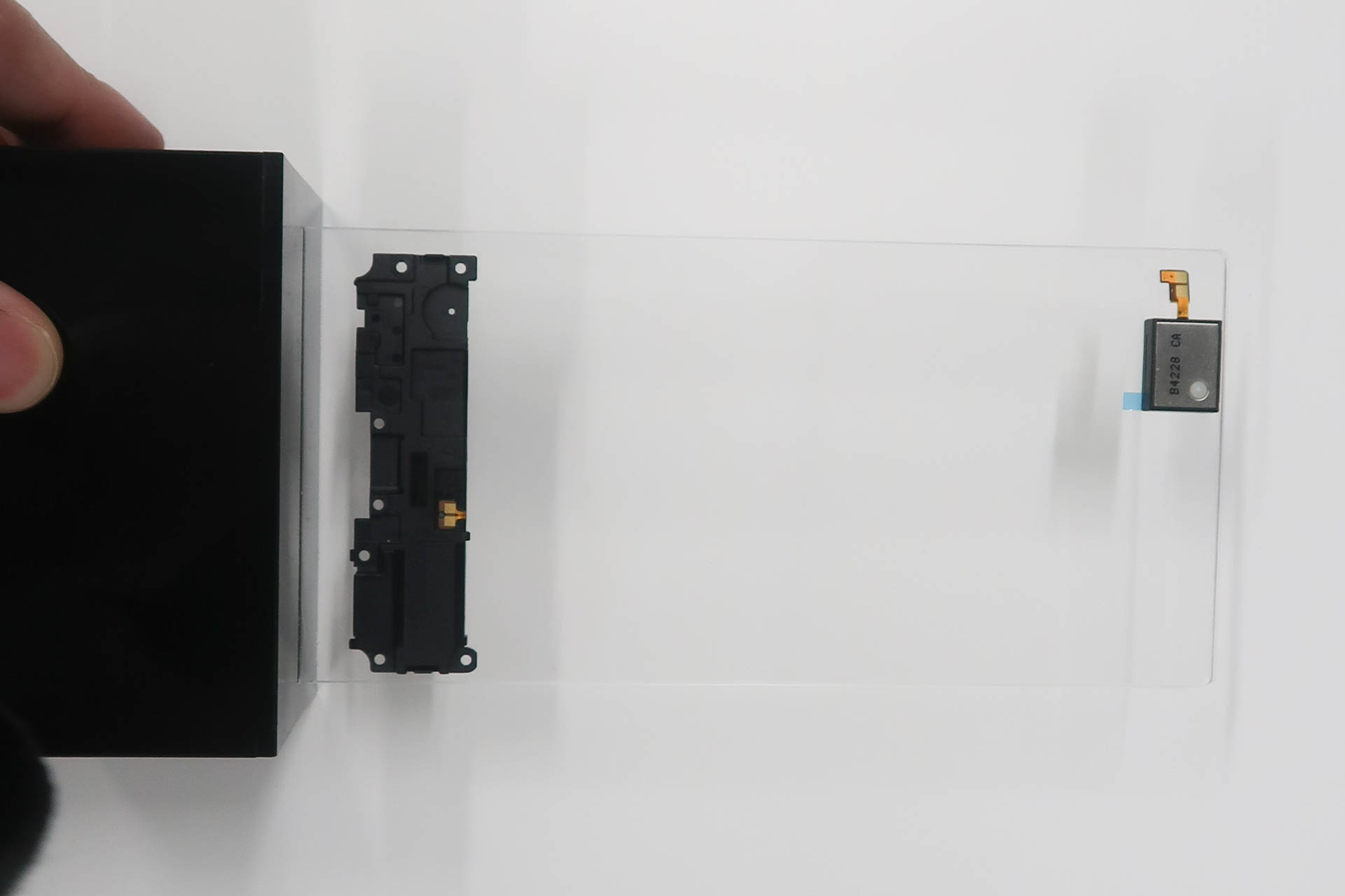 右が耳元側、左が口元側のスピーカーユニット。右側のボックススピーカーが今回、新規開発・採用