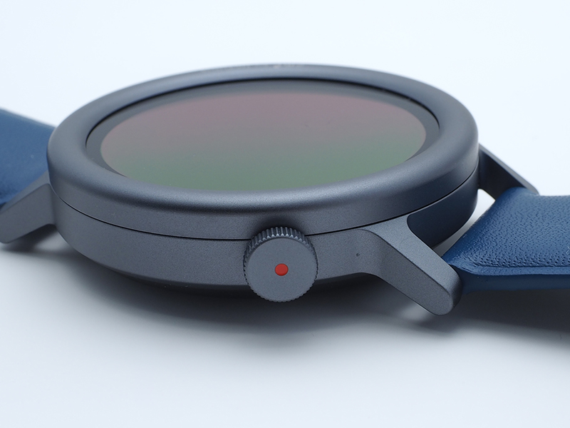 本体は角型から円形に。リューズのようなスイッチでメニューの呼び出しができる