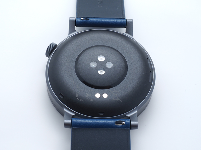 本体裏面のセンサーで、心拍数や血中酸素飽和度が測定できる