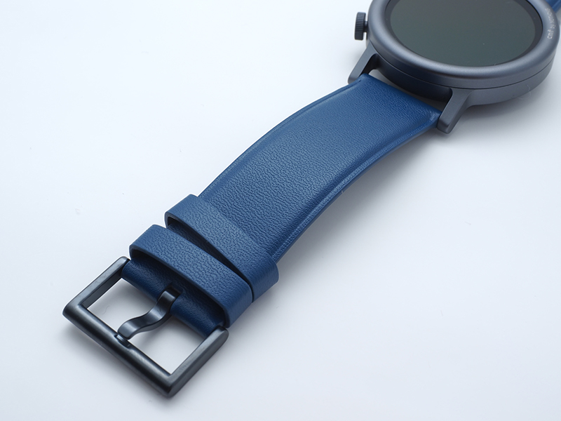 今モデルからはレザー調のストラップがラインナップされた