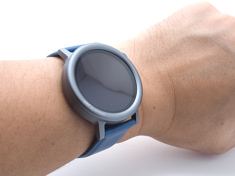 成人男性の腕周りでも少し大き目なサイズ感