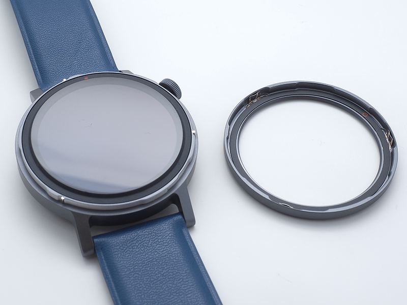 ベゼルが簡単に取り外せるようになっている。今後のドレスアップパーツ展開に期待したい