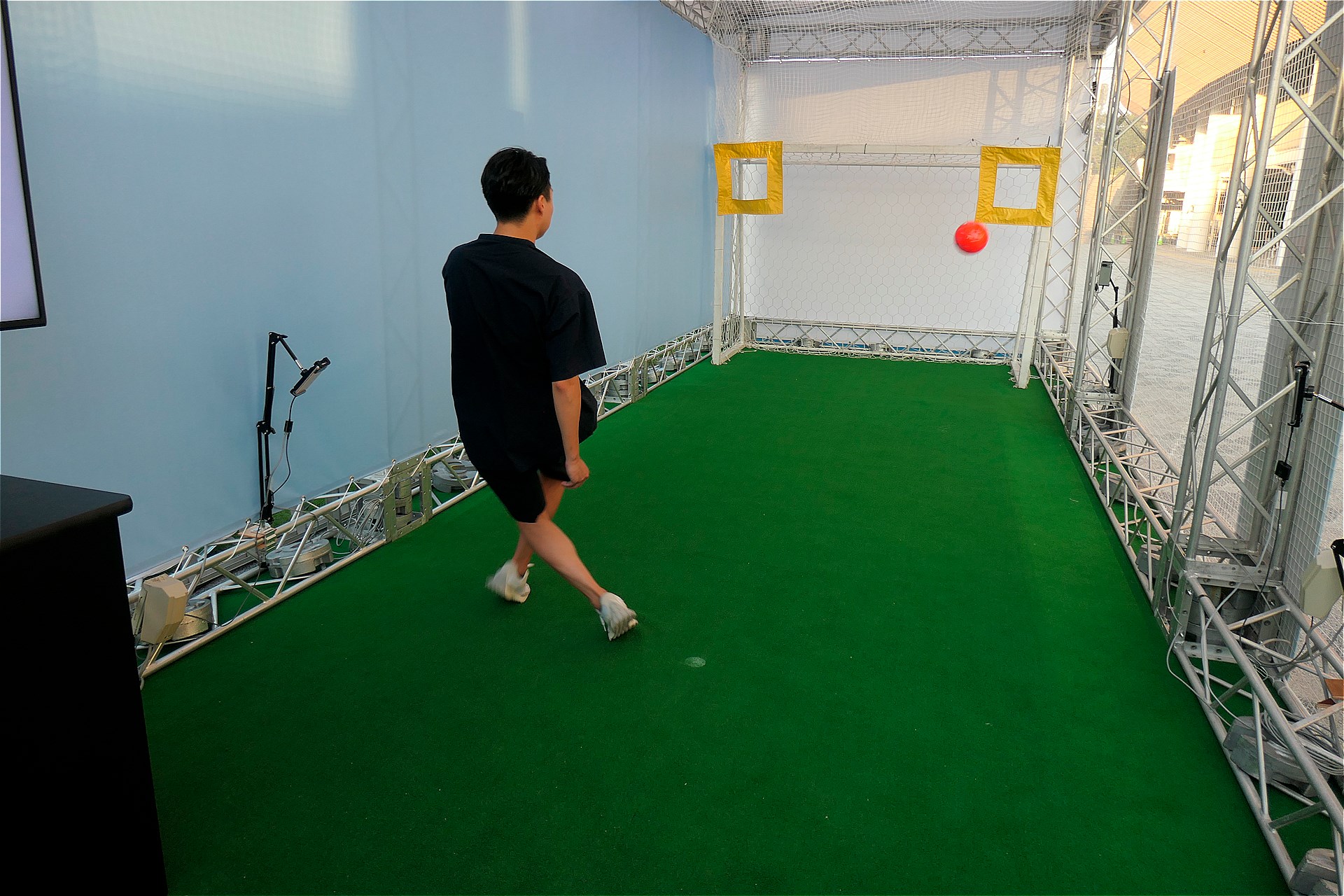 ゴールの隅を狙って蹴る（スタッフの方に蹴ってもらった場面）