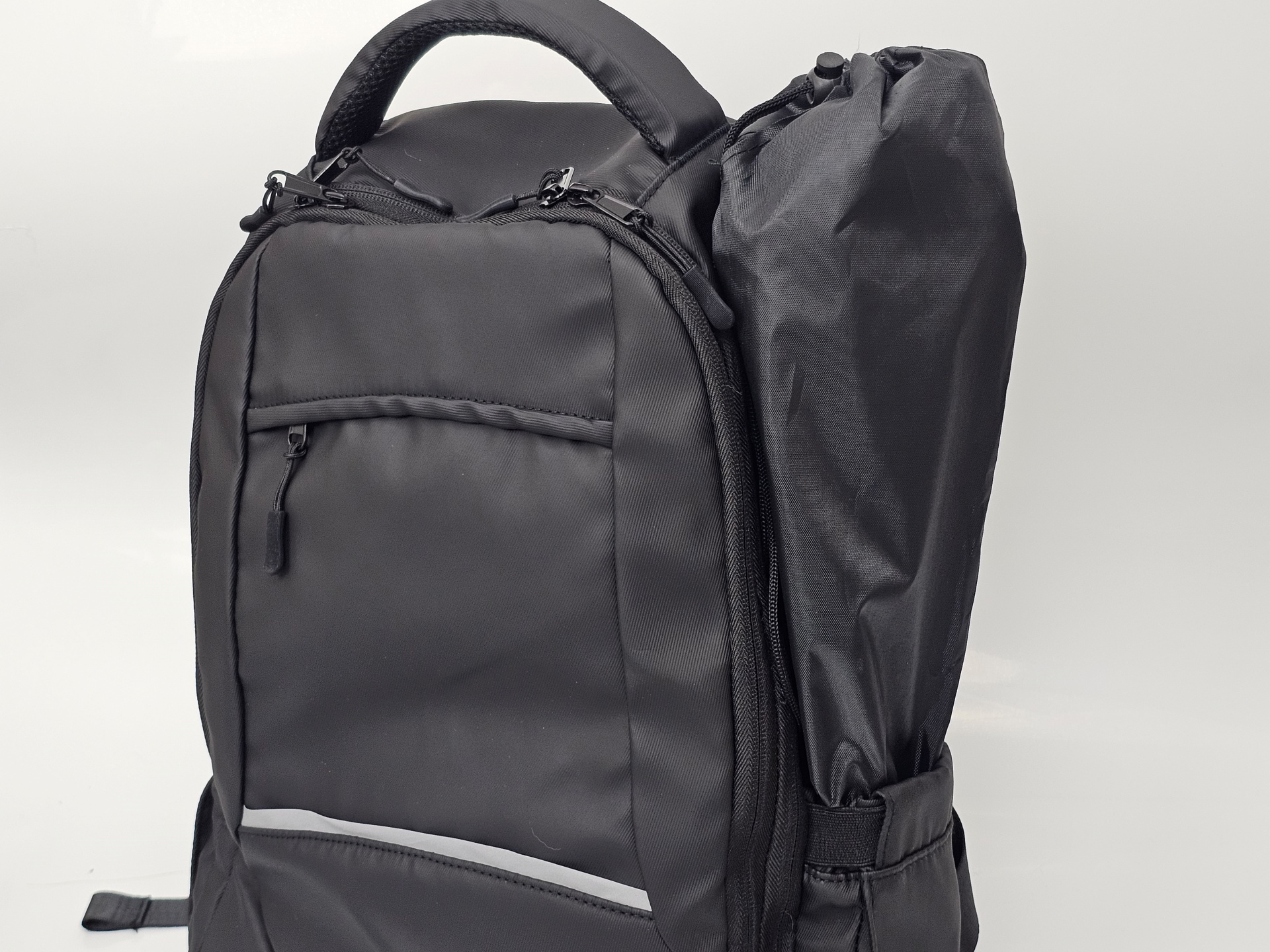 普段持ち歩かないのだが、三脚も入った