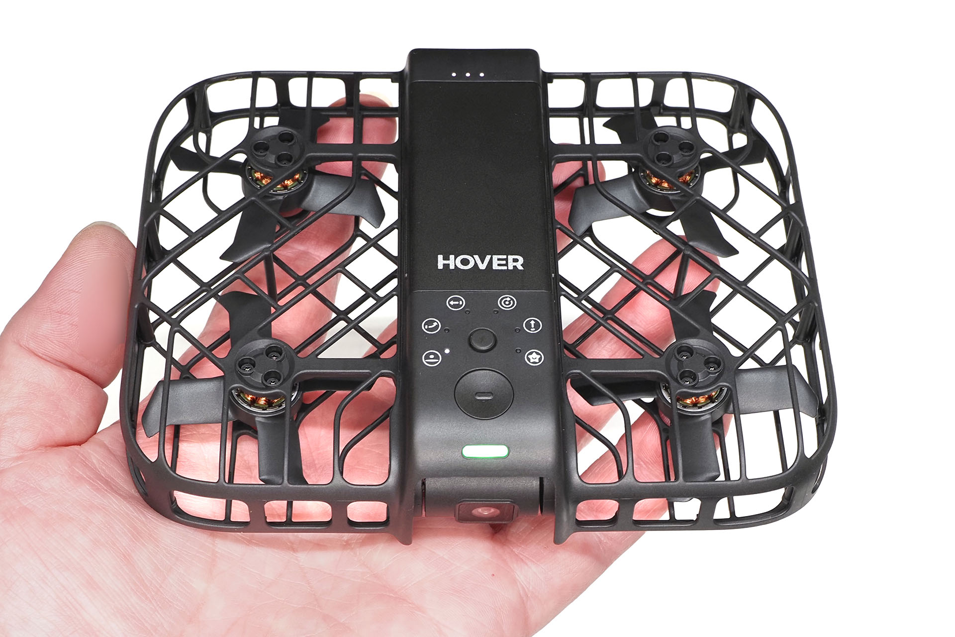 丸い大きいボタンが電源ボタン・飛行開始ボタンで、周囲に6つのアイコンがあるボタンが飛行モード変更ボタン。これら押して飛ばせば、あとはだいたいドローンがやってくれるという使用感だ。