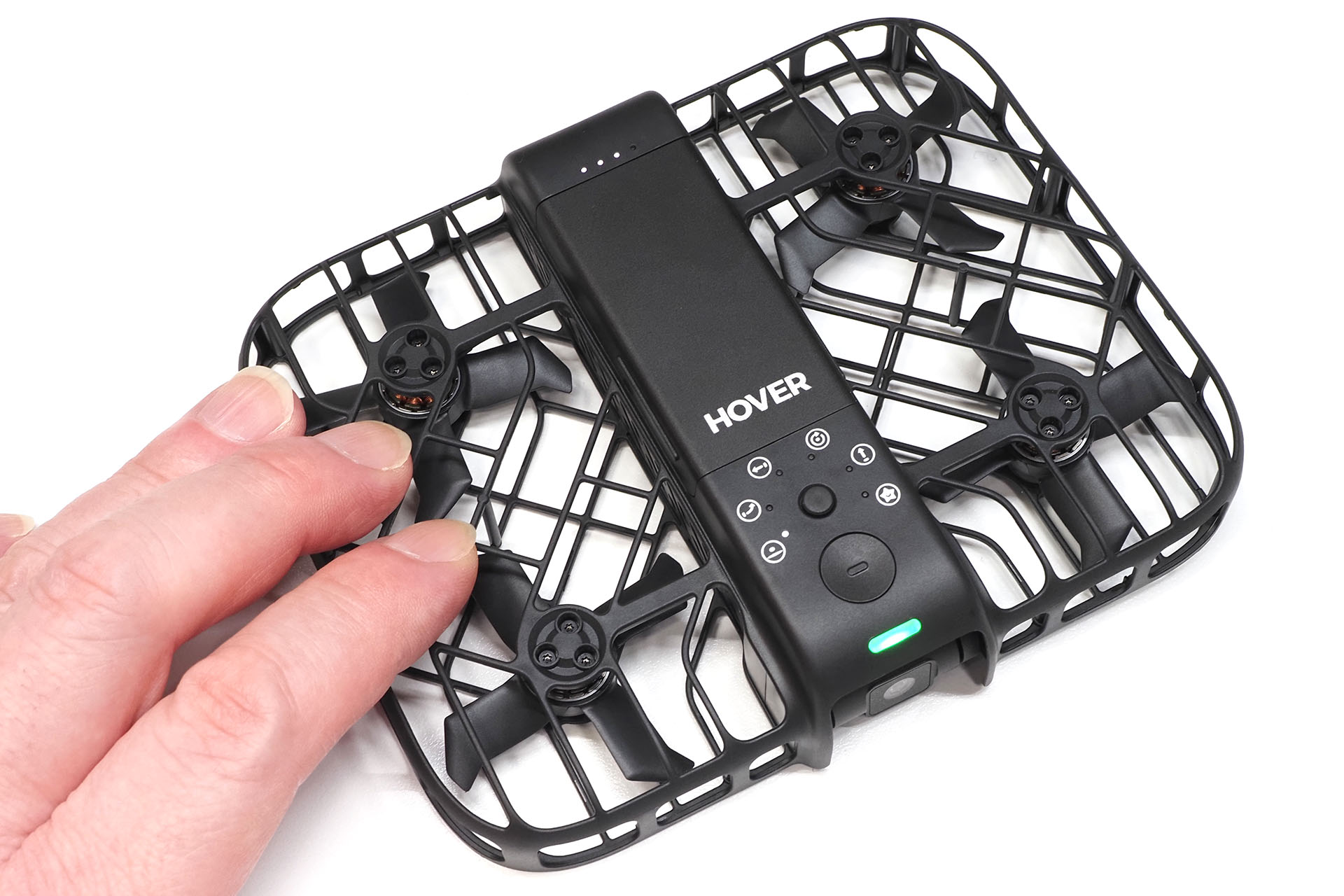 4つのプロペラは網状のフレームに覆われている。指を入れようとすればプロペラに触れられるものの、手のひら離着陸時に危険は感じられない。また機体が軽くフレームの強度も十分なので、ドローンを落としてもプロペラや機体の破損はなさそうだ。飛行中に障害物に触れてもプロペラが破損しにくいとも感じられる。