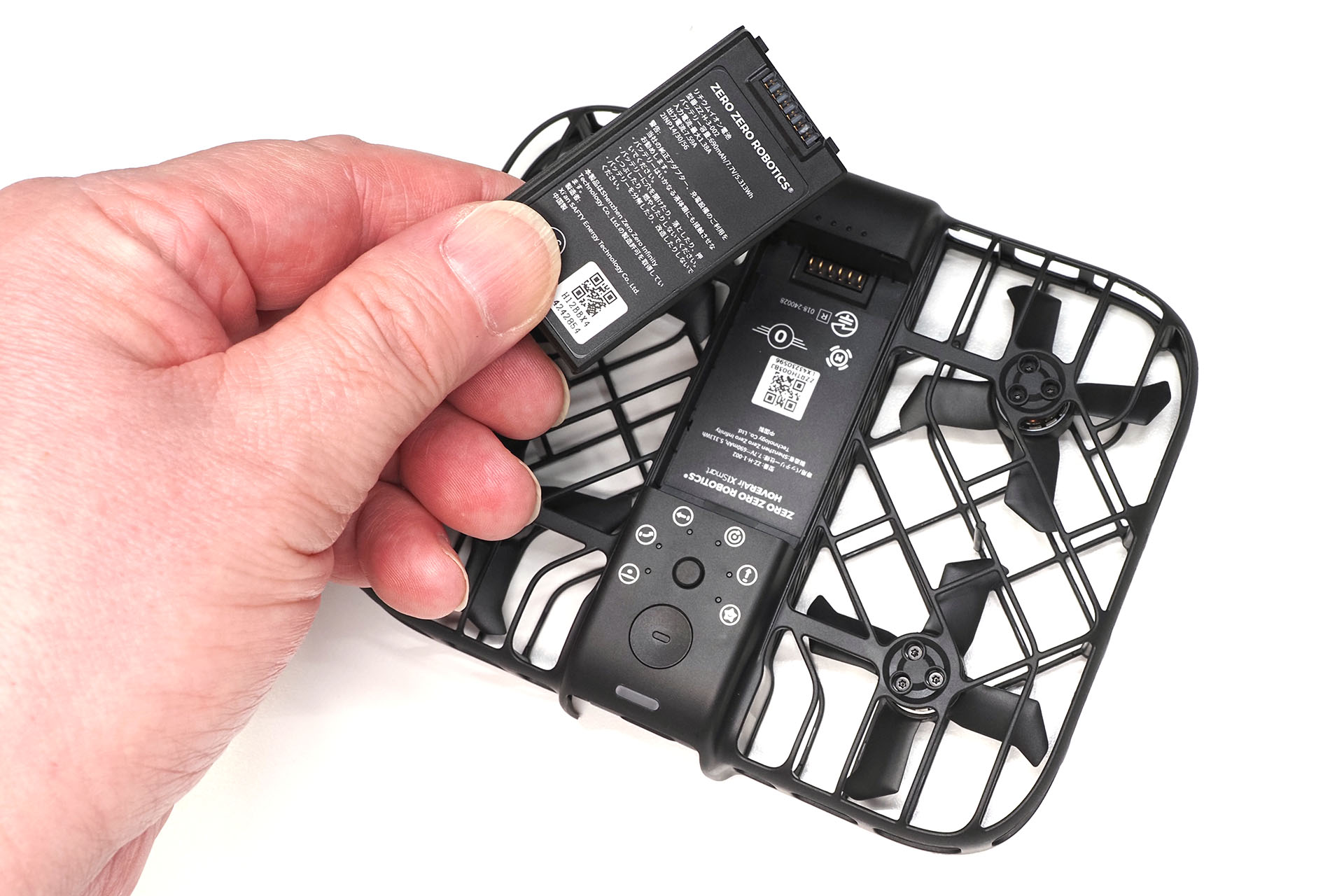 ロック機構などはとくにナシ。少し硬めにハマっているだけだが、飛行中に落下してもバッテリーが外れてしまったことはない。