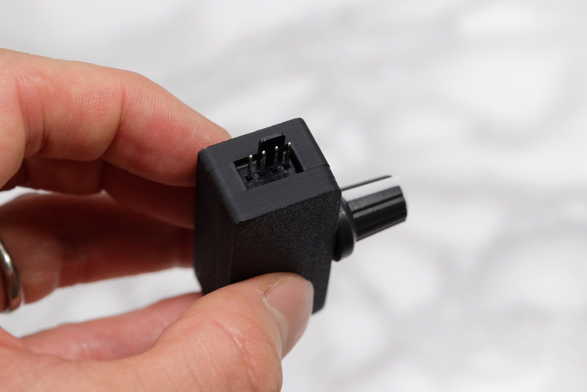 ファンを接続する端子と、電源供給用のType-C形状の端子