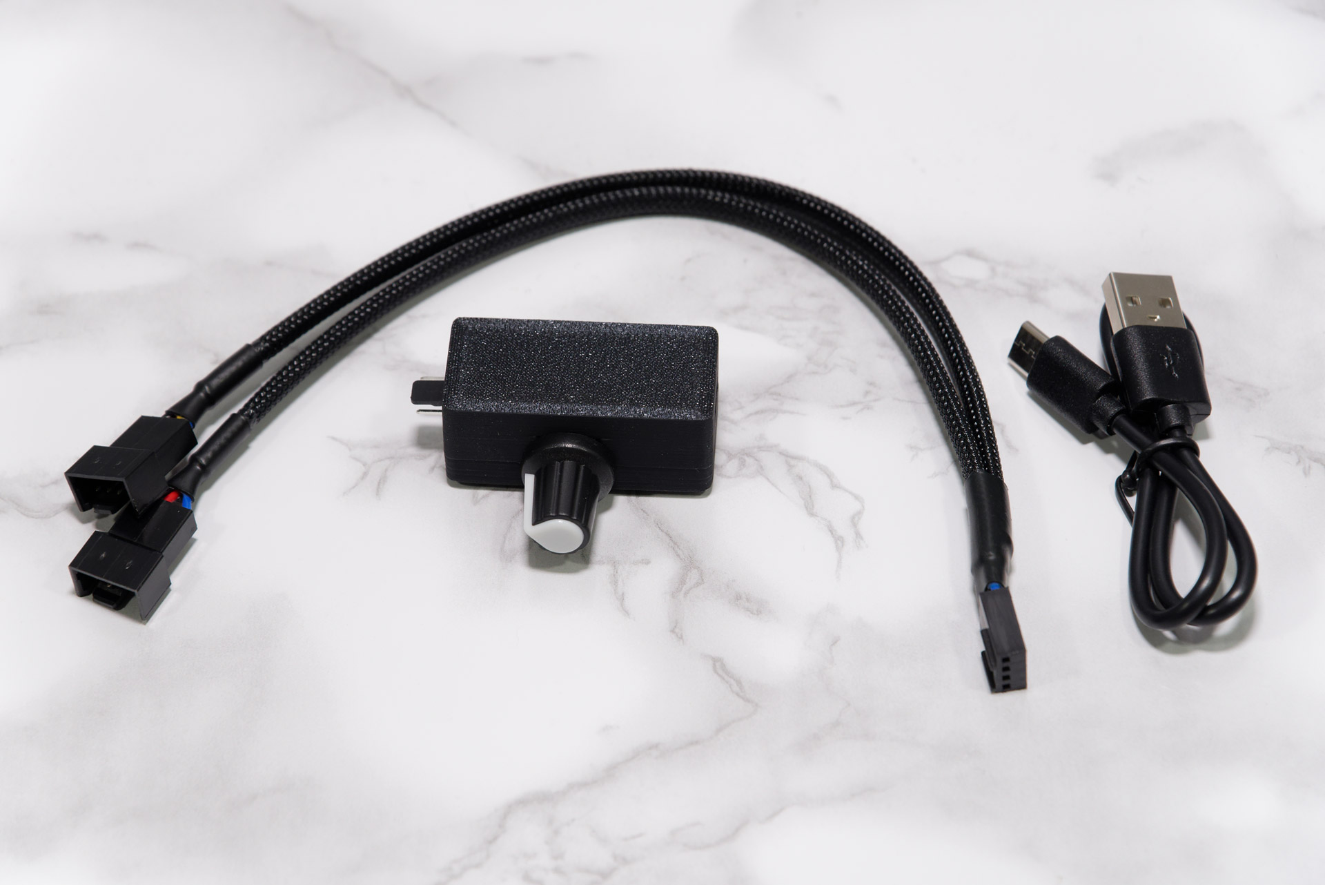 「タイプ2」はコントローラーと電源用のUSBケーブルの他に二股ケーブルが付属する