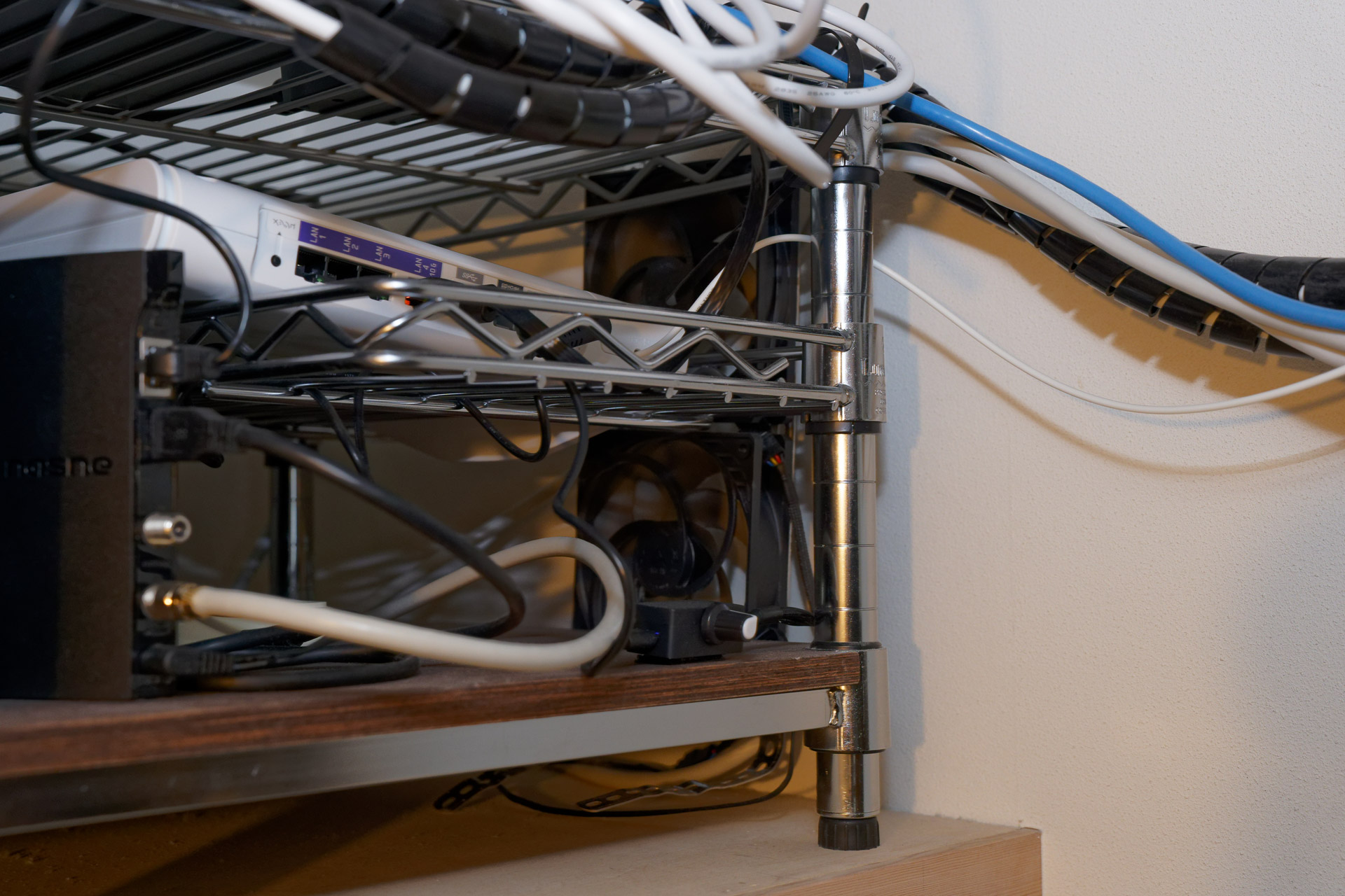 ネットワーク機材置き場の隙間に設置した。これまでのところは問題なく動作している