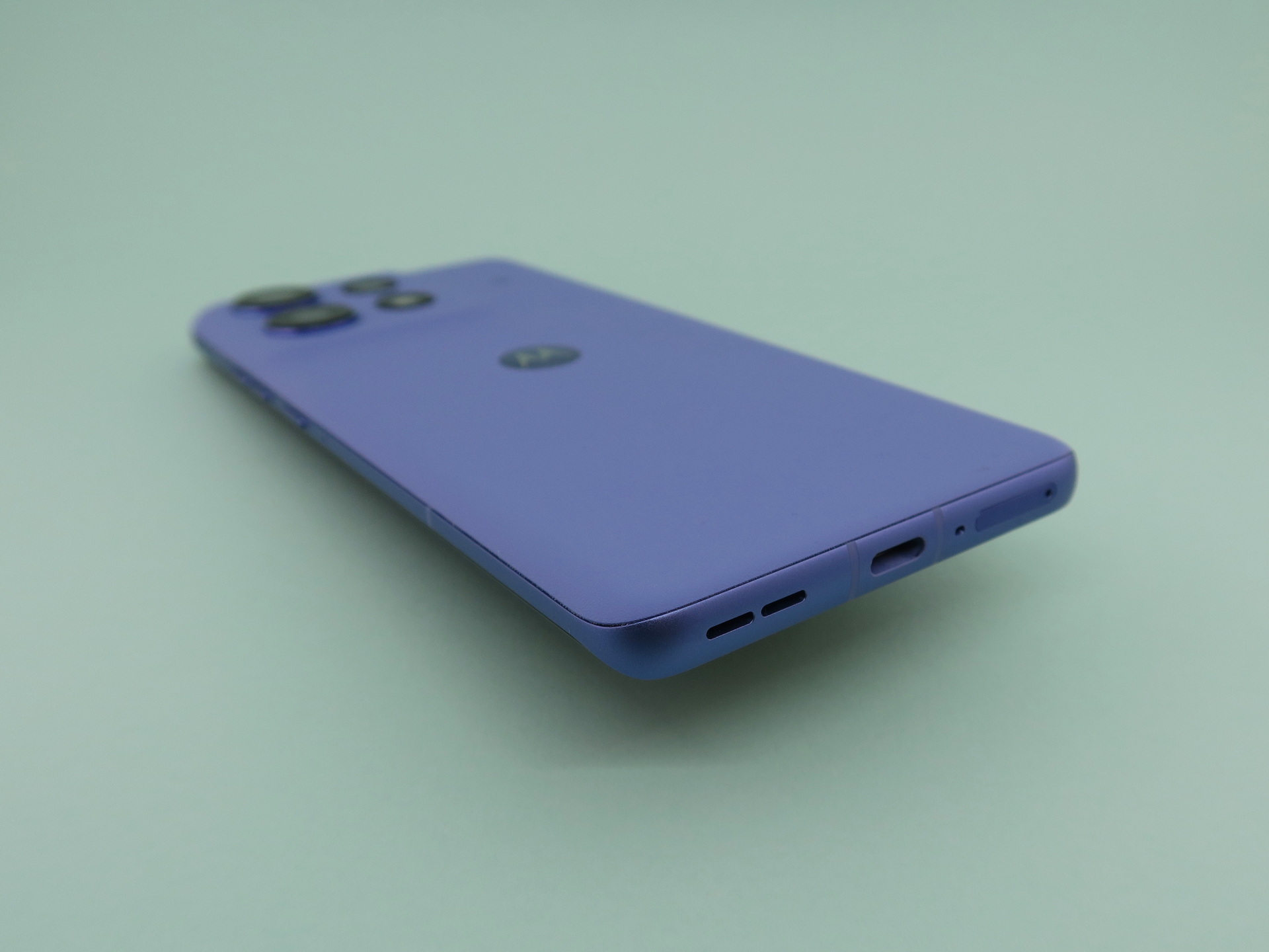 本体下部にはUSB Type-C外部接続端子を備える。右側はピンで取り出すタイプのSIMカードスロット
