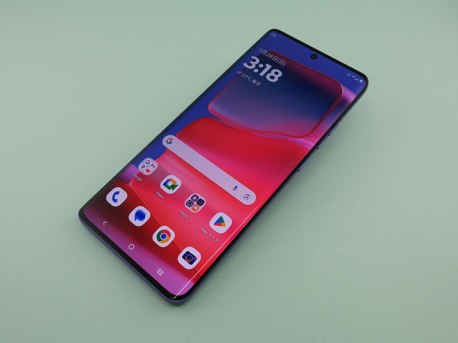 モトローラ「motorola edge 50 pro」、161.23mm（高さ）×72.4mm（幅）8.19mm（厚さ）、186g（重さ）、リュクスラベンダー（写真）、ブラックビューティをラインアップ