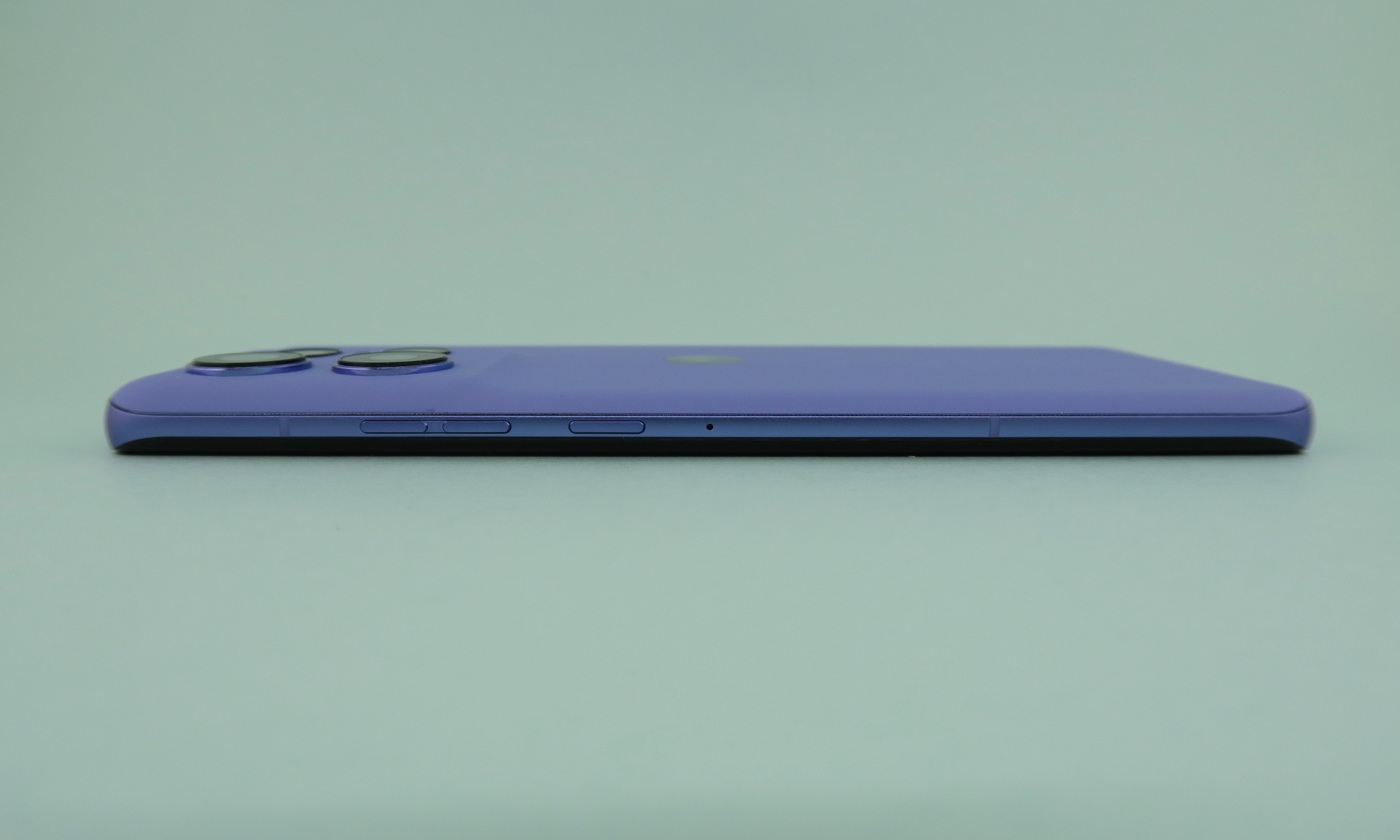 右側面は分割式の音量キー、電源ボタンを備える。カメラ部分の突起は3㎜程度で、あまり気にならない