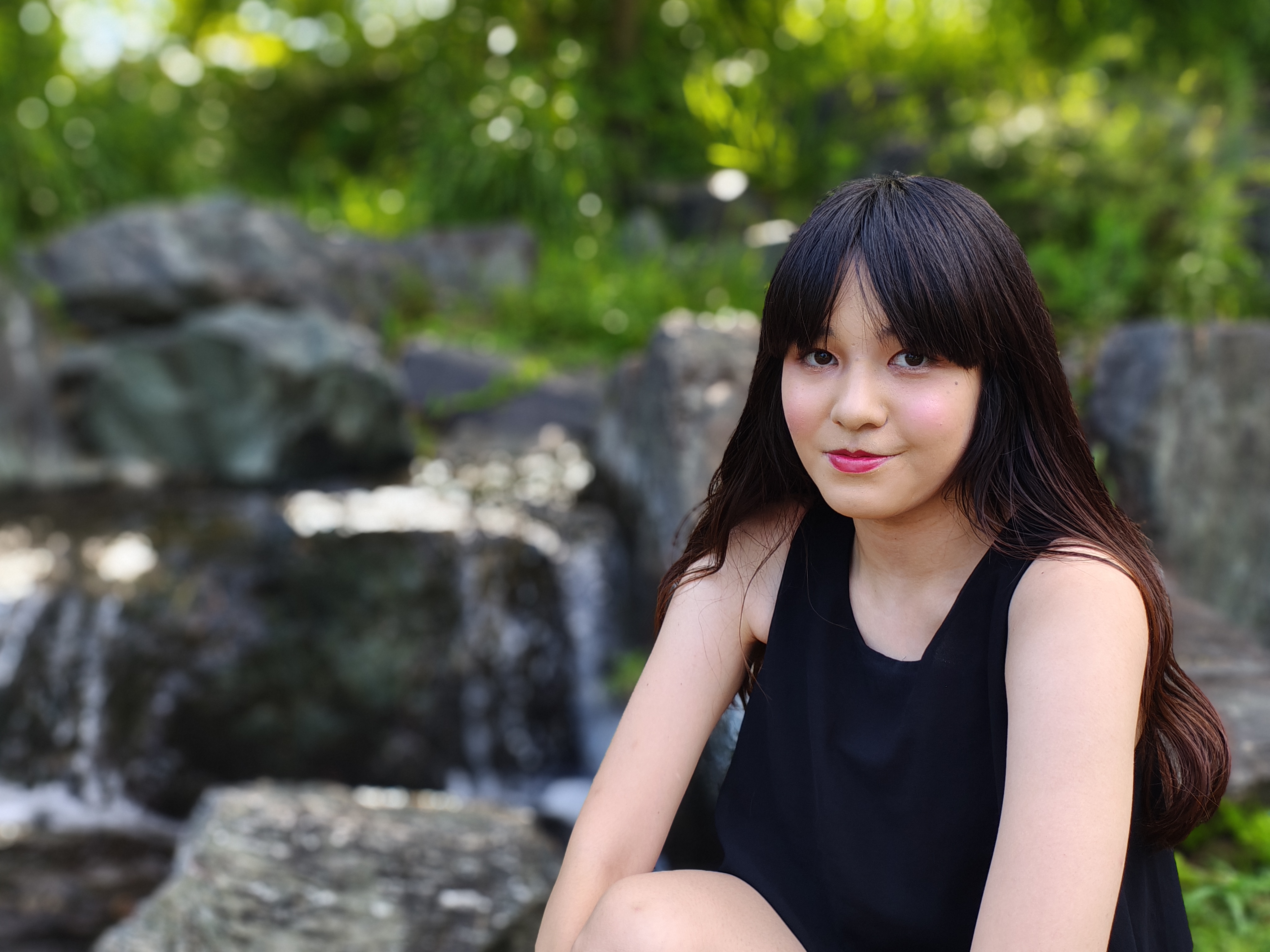 ［ポートレート］モードで撮影。モデル：<a href="http://bonbon-famin.com/cn2/g01.html">るびぃ</a>（<a href="http://bonbon-famin.com/">ボンボンファミンプロダクション</a>）