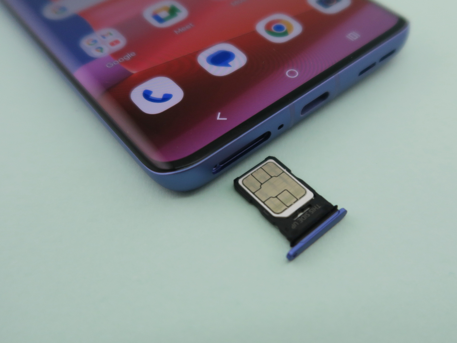 本体下部にはピンで取り出すタイプのSIMカードトレイを備える。nanoSIMカードを1枚のみ装着可能。eSIMにも対応する