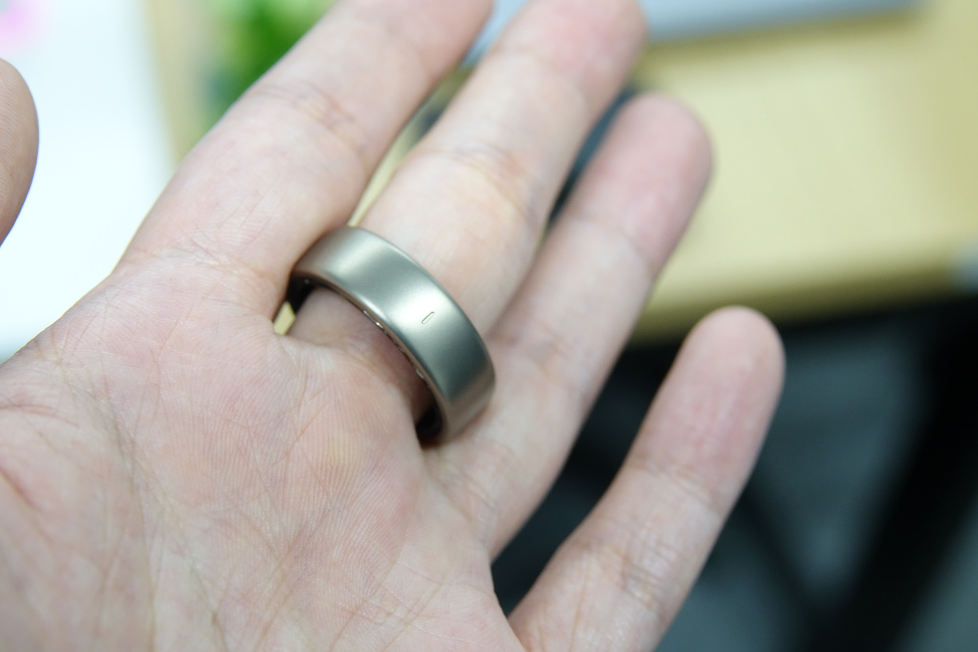 このマークを手のひら側にして装着する