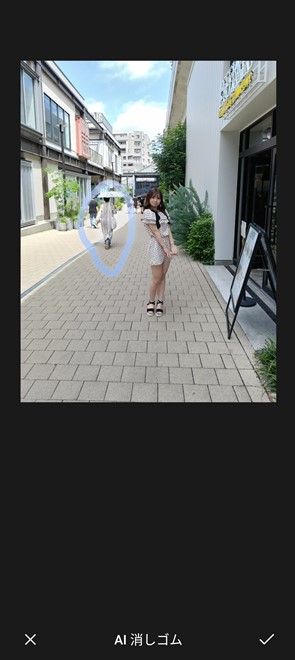 ［写真］アプリで編集したい写真を選び、［編集］をタップ。［AI消しゴム］を選んで、消した人物やオブジェクトをなぞって囲む