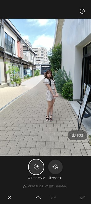 通りに居た人物を［スマートラッソ］で消し、右の建物の上側にあった看板を［塗りつぶす］で外壁と同じ色合いに塗りつぶした