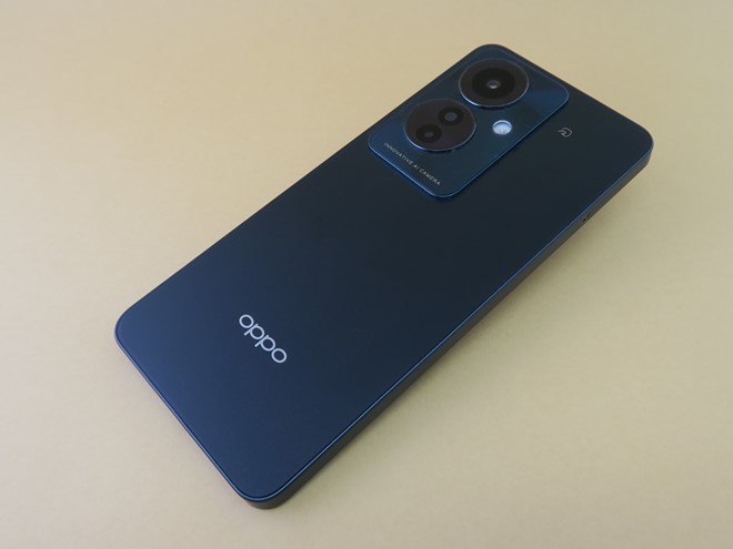 背面はダークグリーンがOPPO Glowによる仕上げで、指紋や手の跡が付きにくい