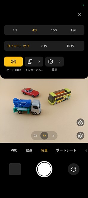 カメラのファインダー画面で、右上のメニューをタップすると、縦横比やタイマー、HDR、インターバルなどの設定が可能。［設定］をタップすれば、カメラの設定画面が表示される
