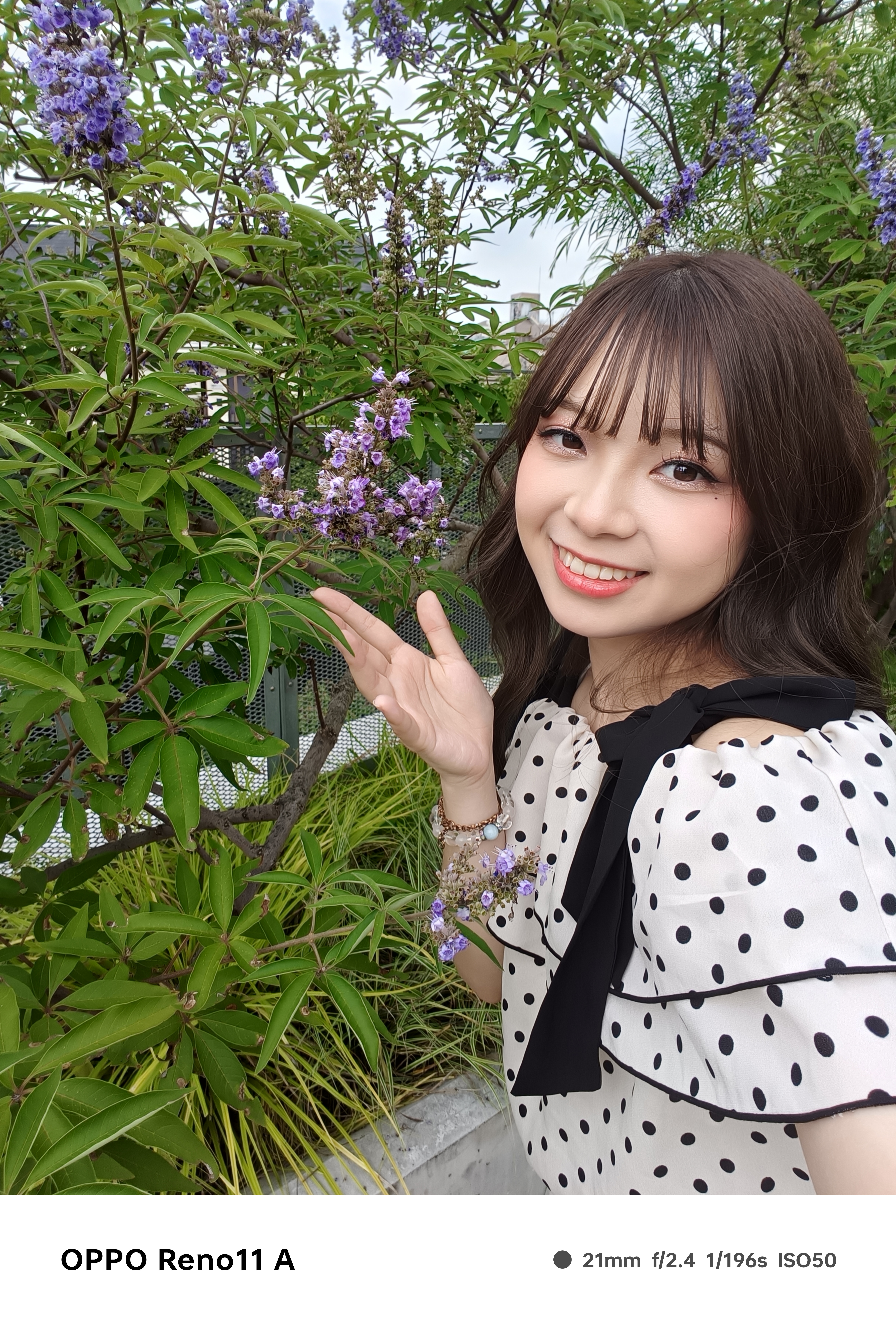 インカメラで撮影。人物がクリアに撮影されるだけでなく、背景の花や木々の色合いもきれいに再現されている