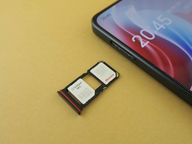 本体の左側面にはピンで取り出すタイプのSIMカードスロットを備える。SIMカードトレイには2枚のnanoSIMカードを装着可能だが、2枚目のnanoSIMカード（左側）はmicroSDメモリーカードと排他利用になる。eSIMにも対応する