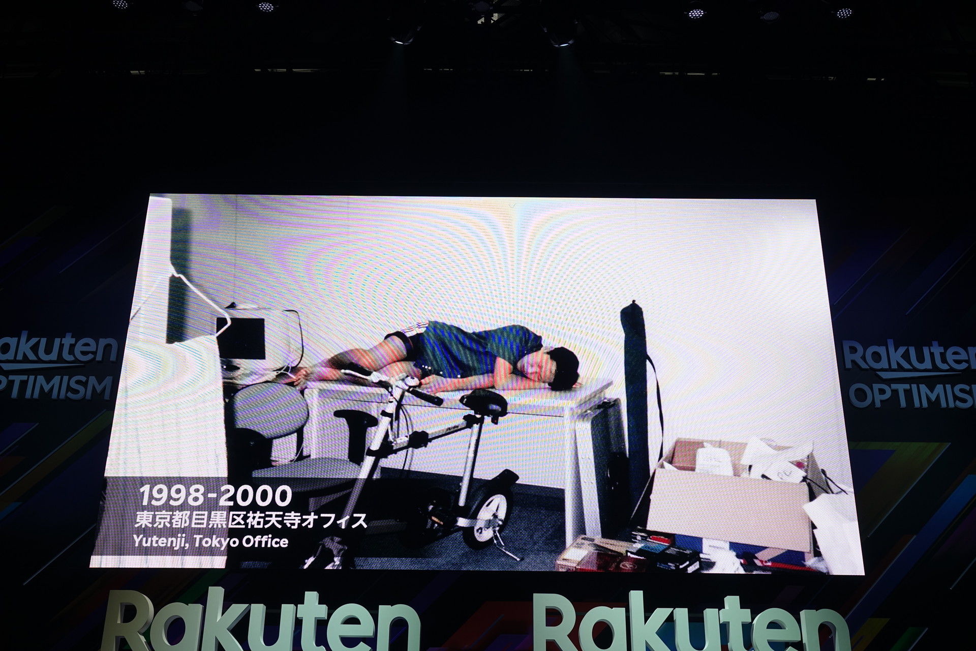 冒頭では「栄光の架橋」（ゆず）にあわせて楽天の歴史を紹介