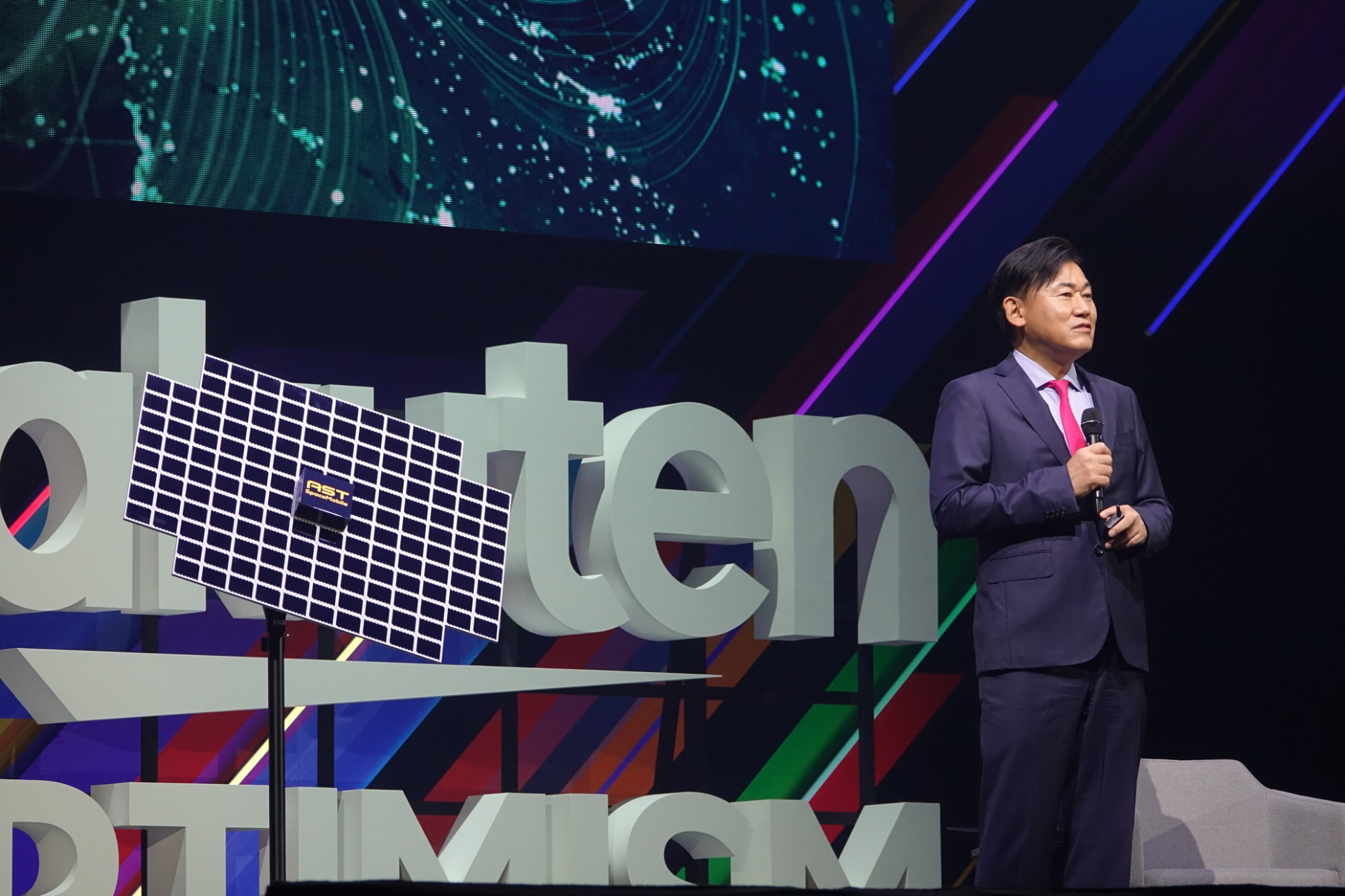 ASTの衛星模型と三木谷氏