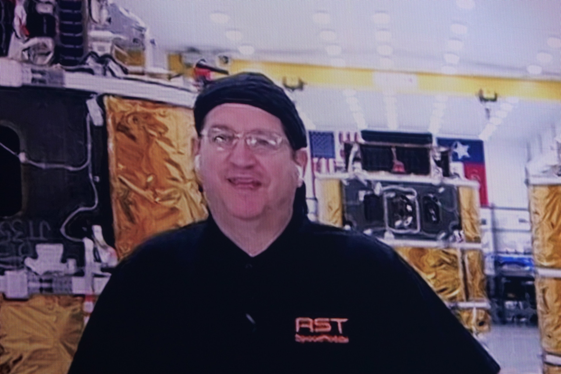 AST SpaceMobile会長兼CEOのアーベル・アヴェラン氏、後方には近日中に打ち上げる予定の衛星