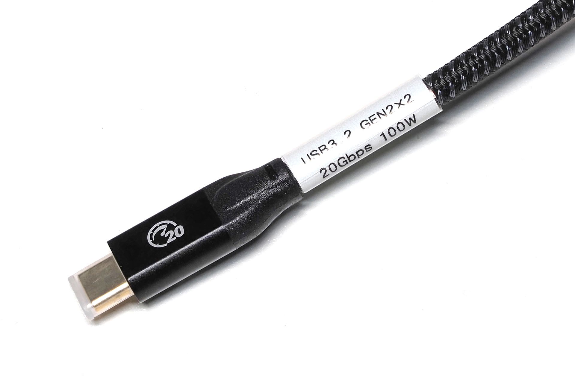 プリントした回転ラベルはケーブルに巻く形で貼れる。貼った後、ケーブルに付着した粘着剤を取り除くことができ、筒状のラベルはケーブルのどの位置にも移動でき、読みやすい向きに回転させることもできる。