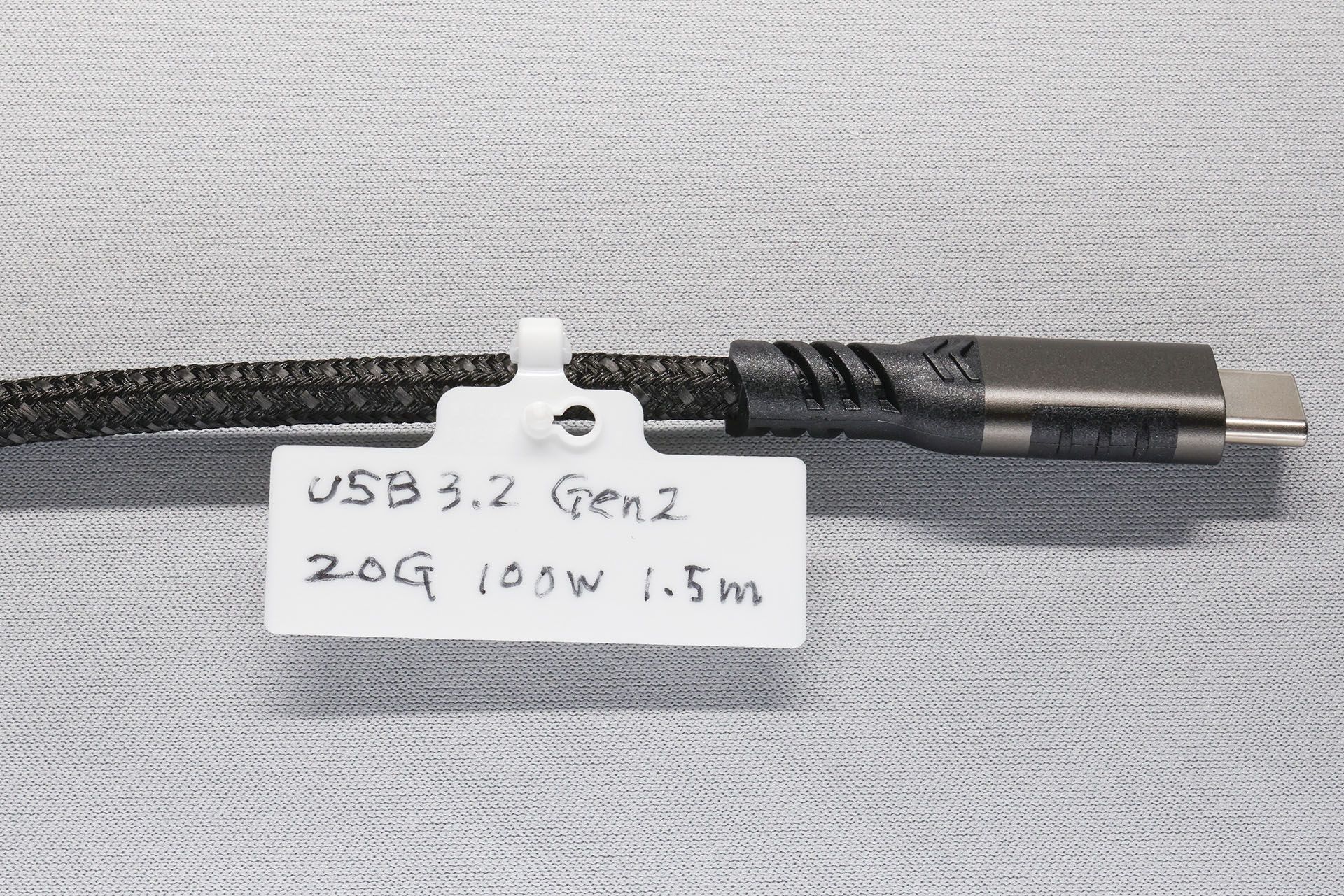 書き込みやすく除去も容易なので、こんなタイプのラベルでケーブルの規格を明示している。でもさらにSSDとの相性とかスピードとかのラベルと追加すると……ラベルがマジで邪魔になっちゃてケーブルが扱いにくくなると思われる。