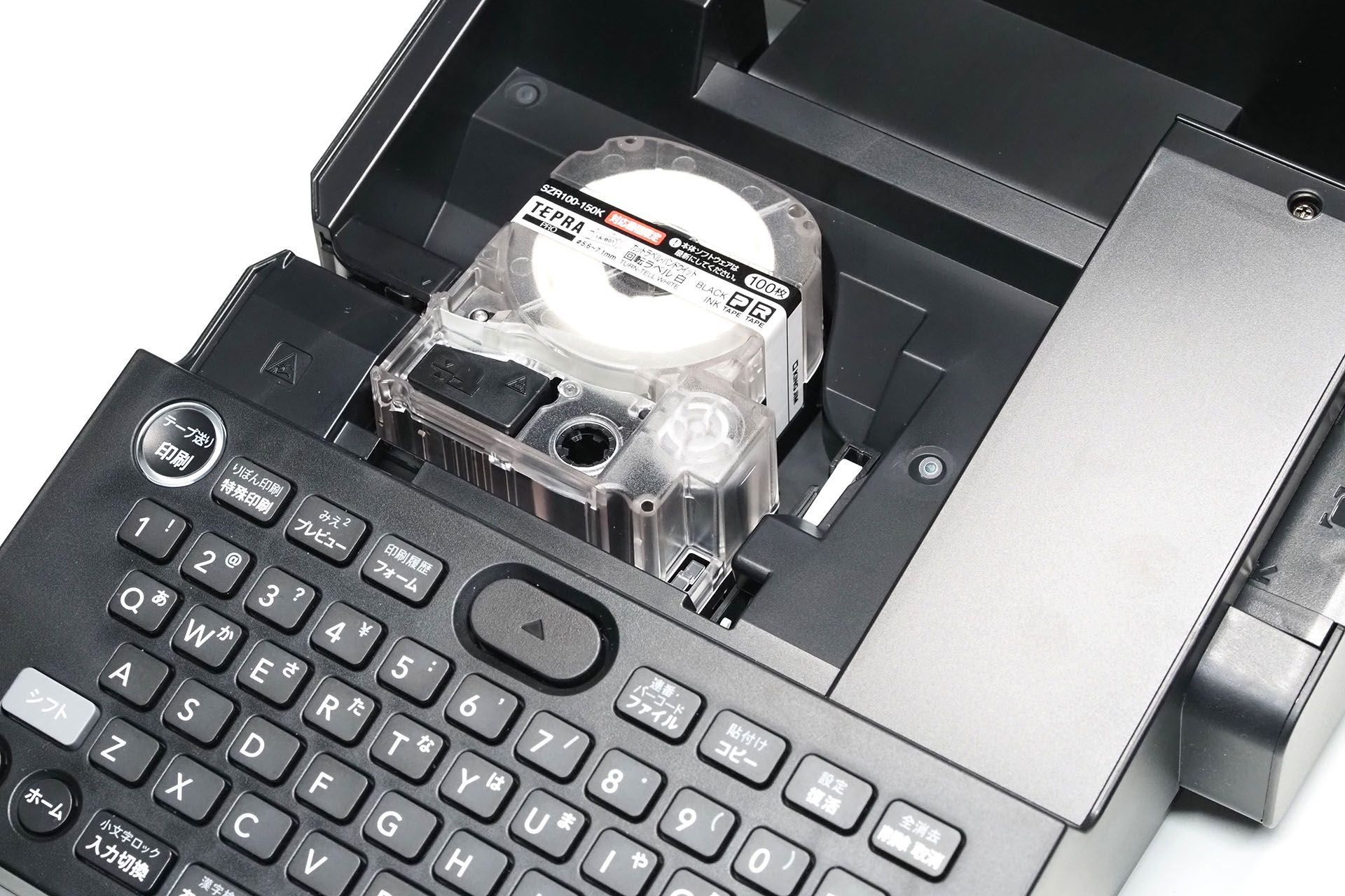 カートリッジをセットして電源を入れると、テプラ PRO SR-R980がテープカートリッジ種類を自動認識し、適切なフォームが表示される。