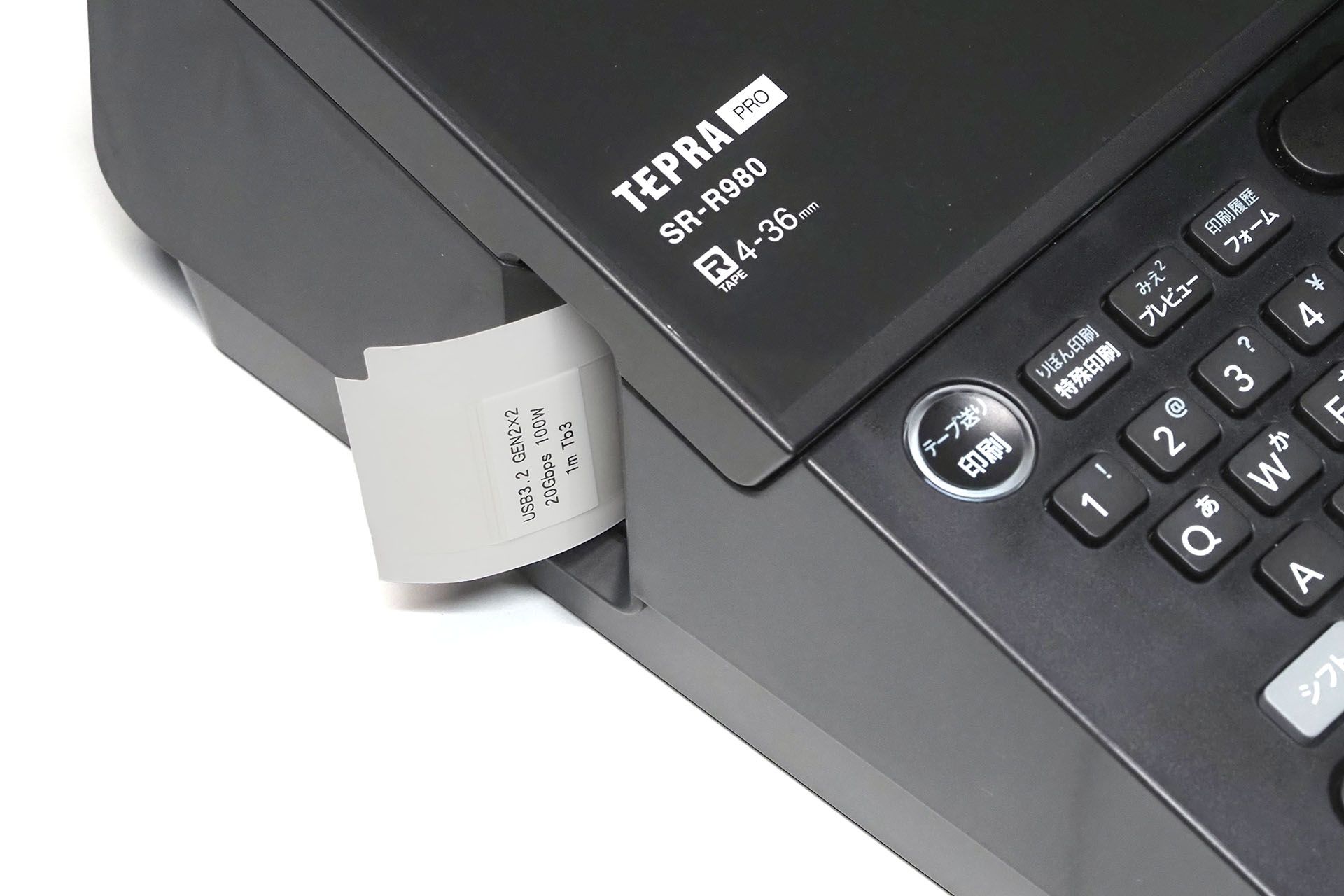 回転ラベルが吐出され、自動でカットされる。