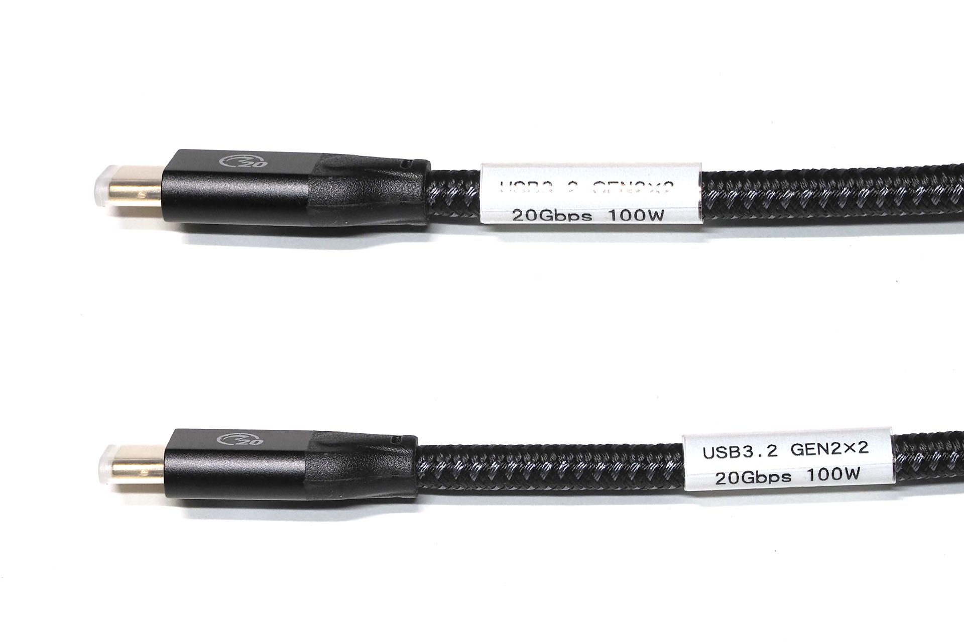 USB-Cケーブルの規格などを回転ラベルで明示した。ラベルは筒状でケーブルにくっついていないので、自由な位置に動かせる。<br>また、貼るときの“ラベルの締め付け加減”により、ラベルとケーブルの間の隙間を調節できる。動かしやすいか、あまり動かないようにするかを調節できるわけですな。