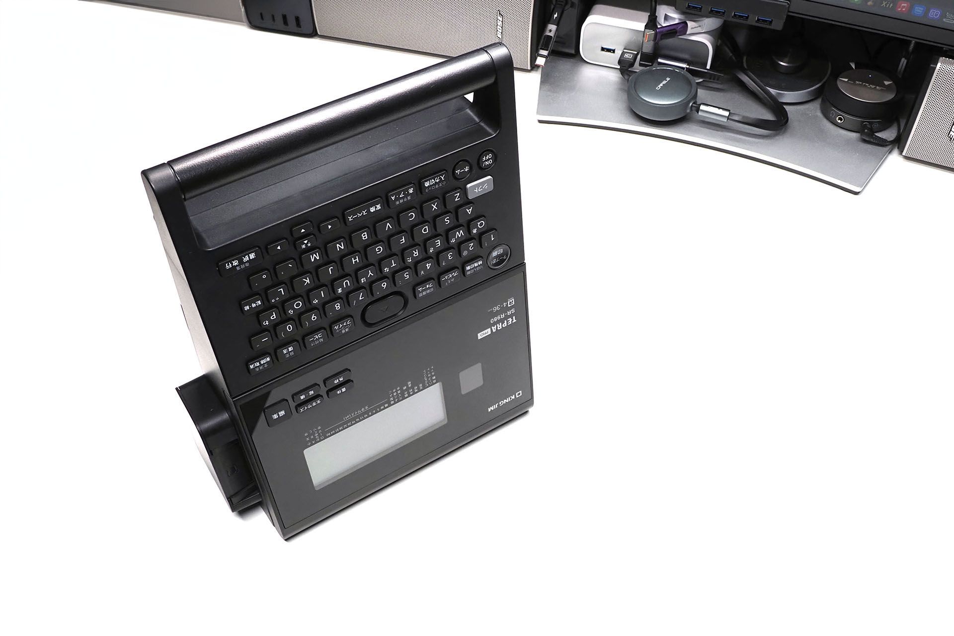 テプラ PRO SR-R980本体は自立し、省スペースで置いておける。