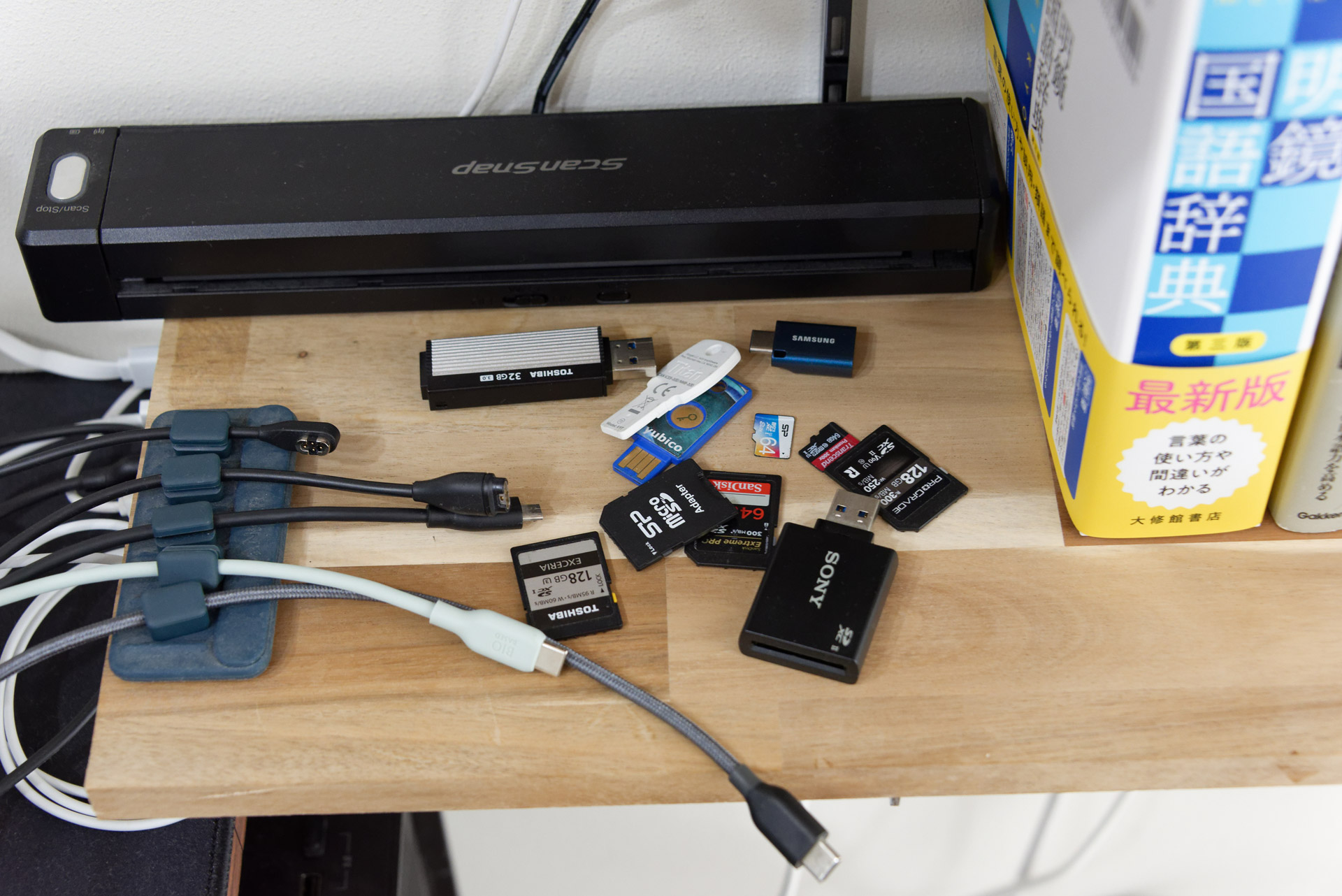 メモリ類がごちゃっとなっている棚