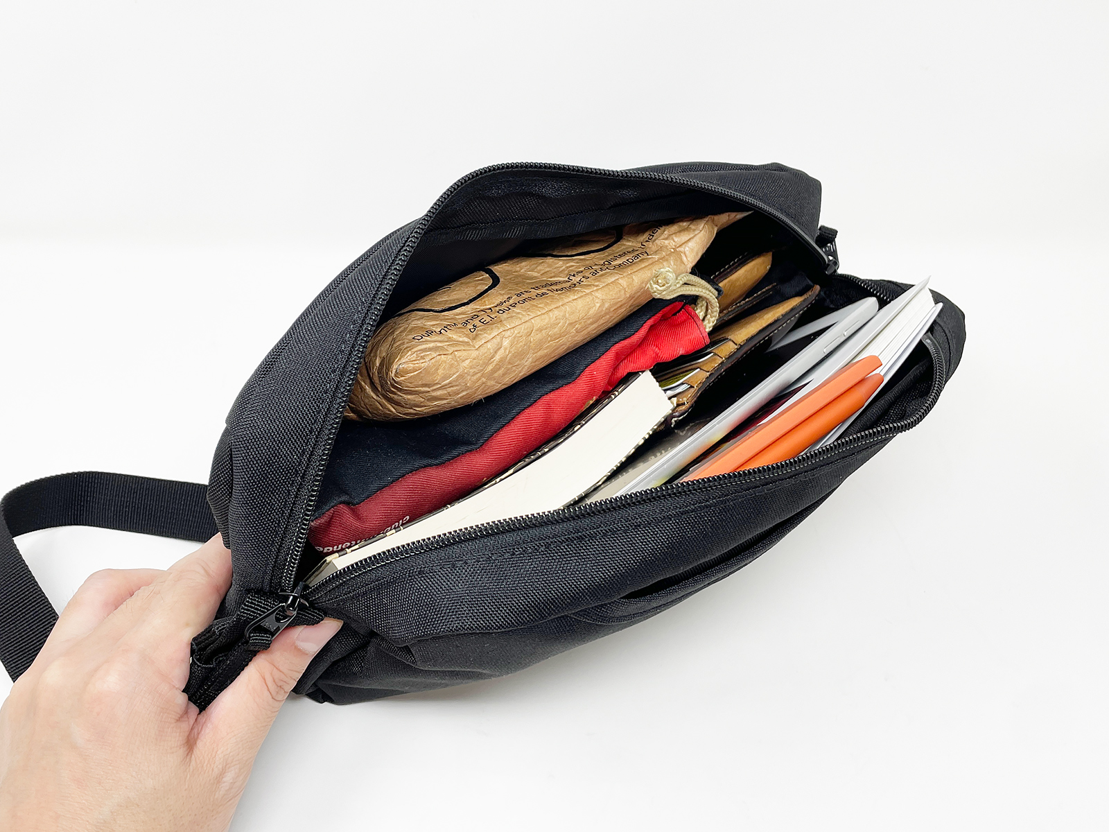 中身を見せるために広げていますが、これだけの荷物が無理なく収まります。