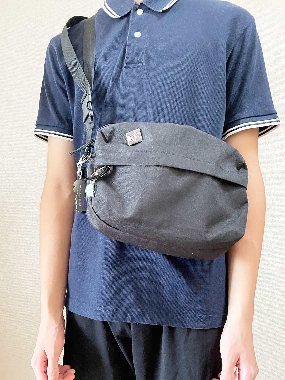 実際に持ったときのイメージ(モデルは身長174cmの中学生)。身体にぴたりとつけられて、必要なものをサッと取り出せて便利です。