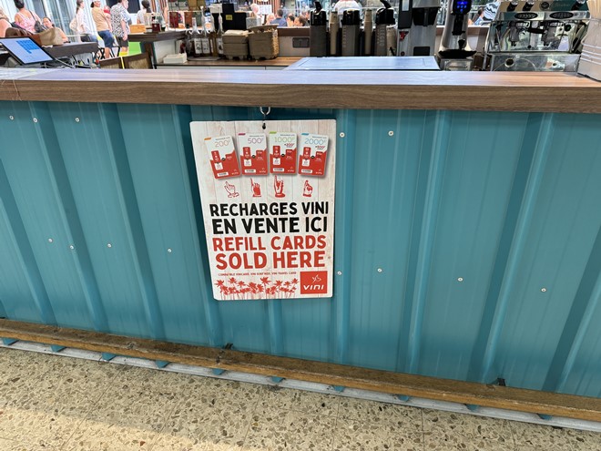 Refill（チャージ）用カードの看板があったので、SIMもあるか聞いたところ、ここで売っているとのこと