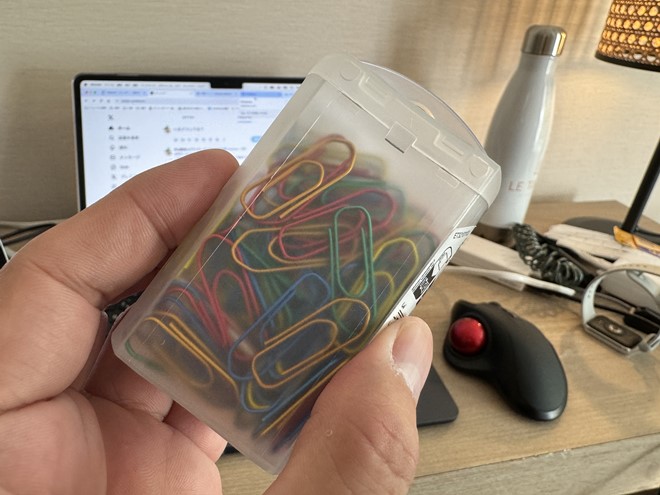 カルフールでクリップを購入して、やっとSIMが挿せた