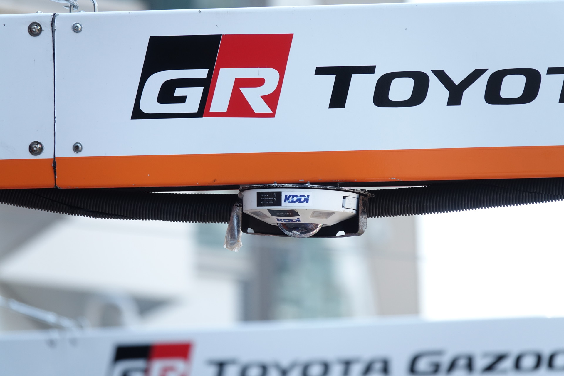 KDDIのロゴがあるのはカメラ。ピット作業を撮影して評価するためだそうだ