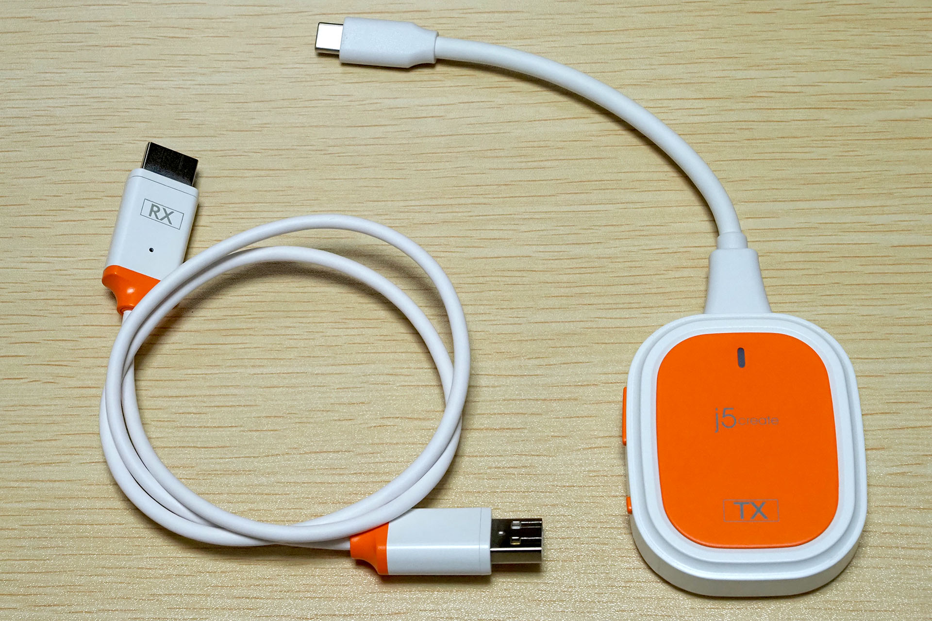 「JVAW61　USB-C to HDMIワイヤレス送受信機」は、USB-C端子を持つ端末に接続する送信機と、HDMI端子に接続する受信機のセット品だ。写真に写っているモノがすべて。