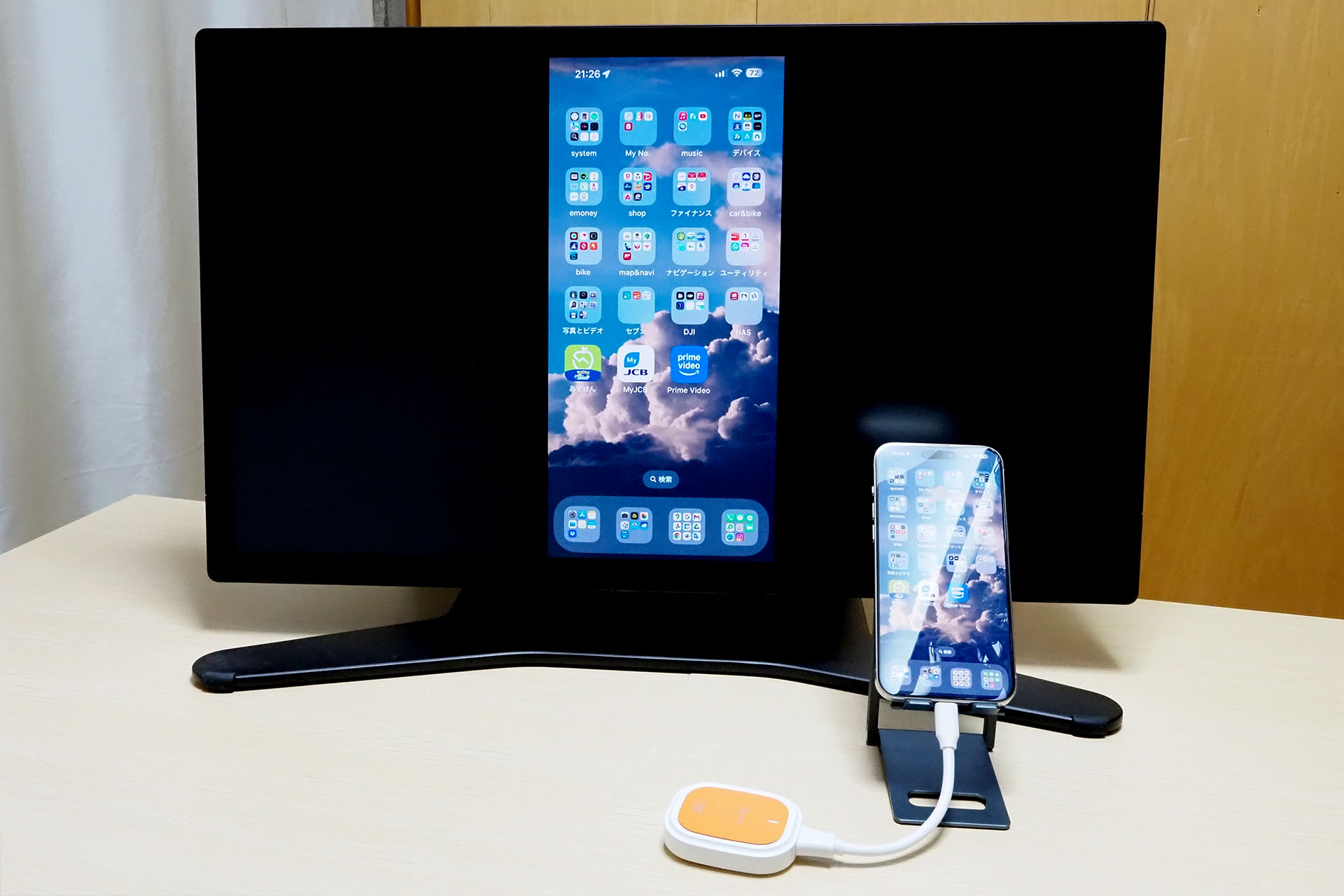 スマートフォンの表示がそのままディスプレイに表示された。