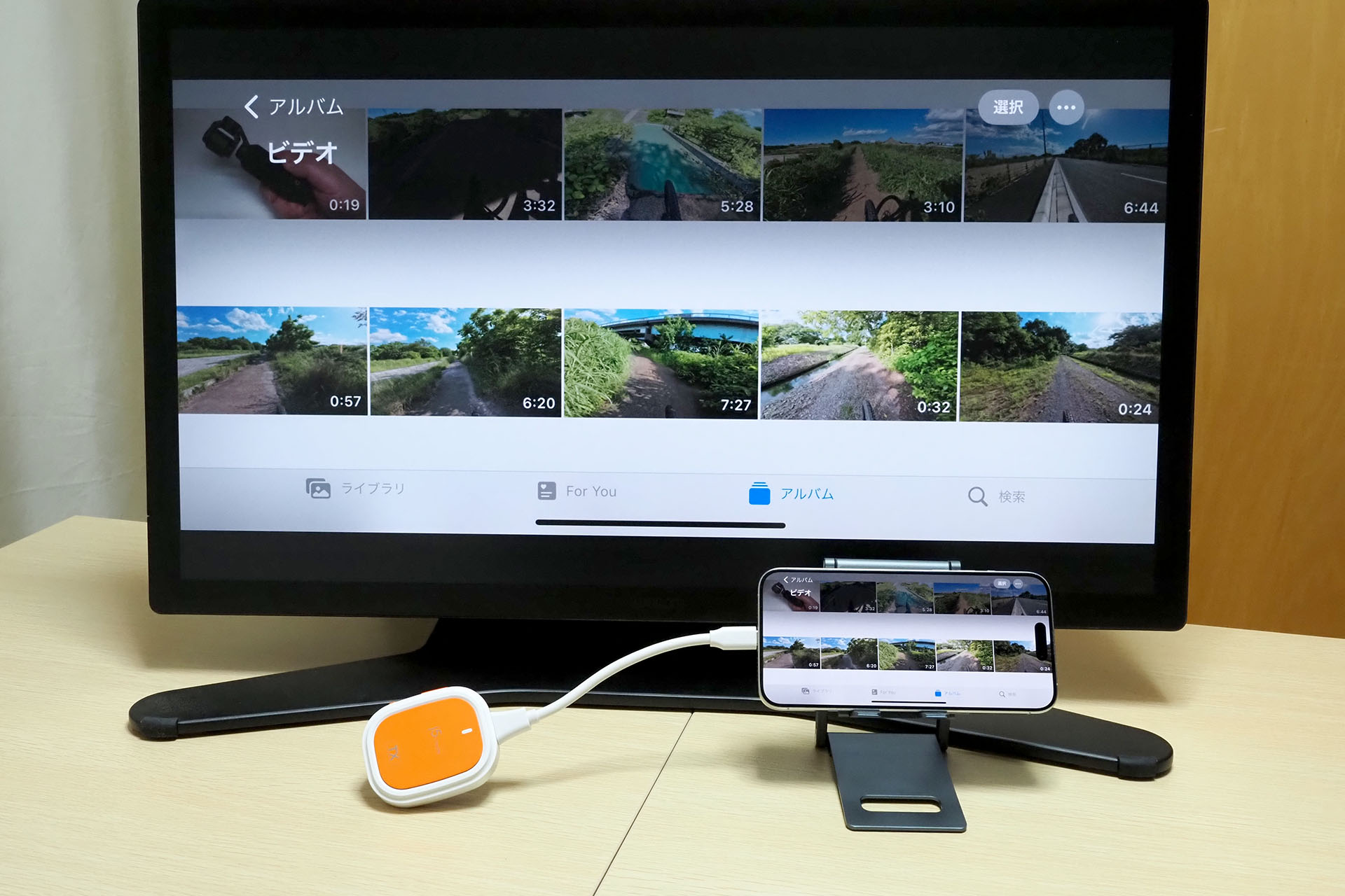 スマートフォン画面上で横表示できるものは、ディスプレイ上でも横表示になる。最大解像度は1920×1080(フルHD)だ。