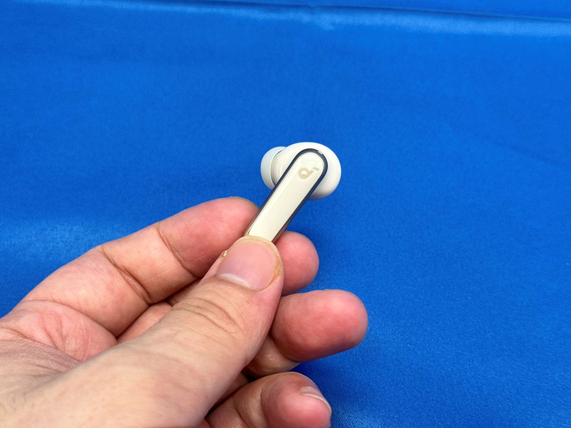 今回はオフホワイトを使用。そのほか、ブラック、ネイビー、パープルを合わせた4色展開