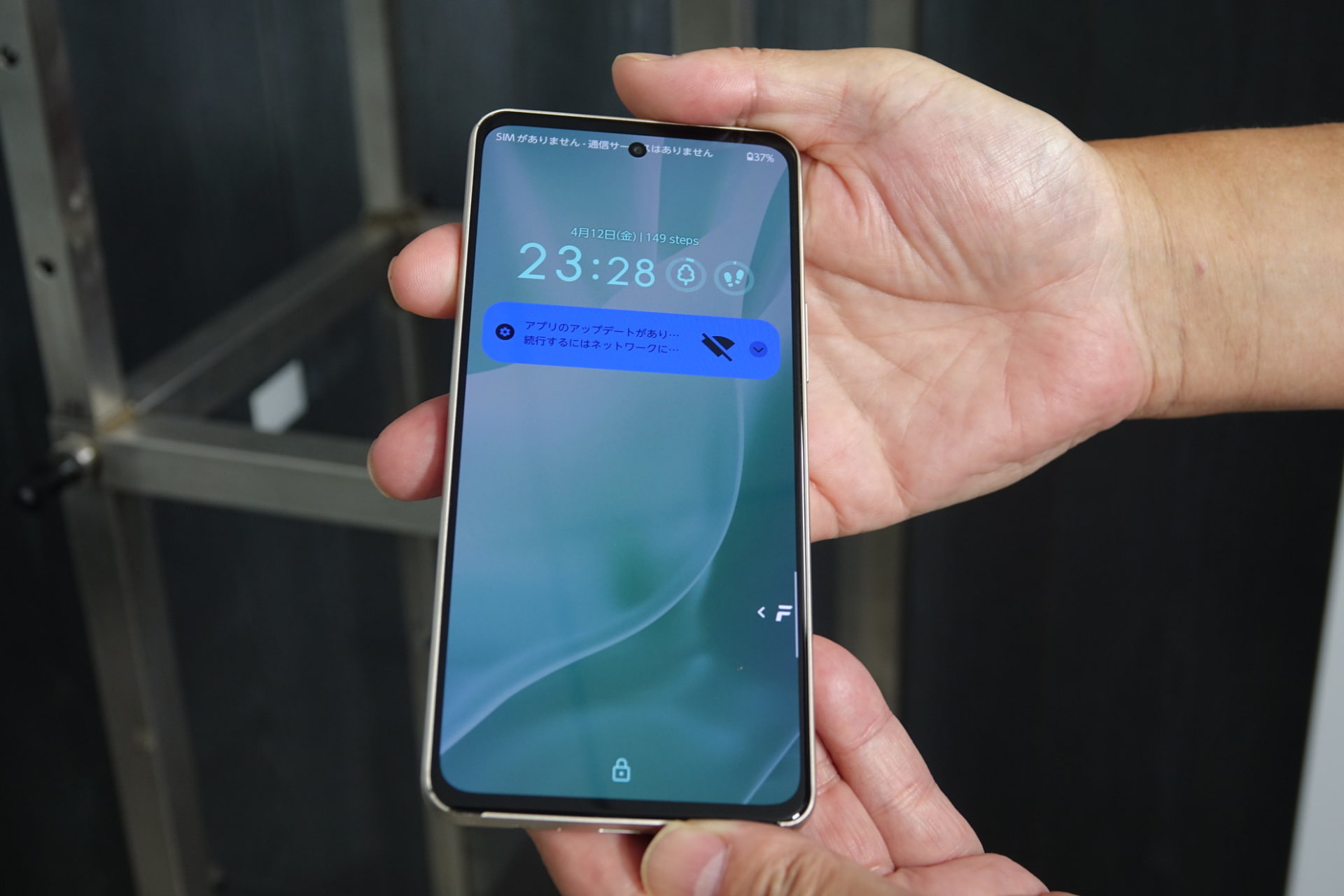 コンクリート床への落下試験。ディスプレイは割れていない