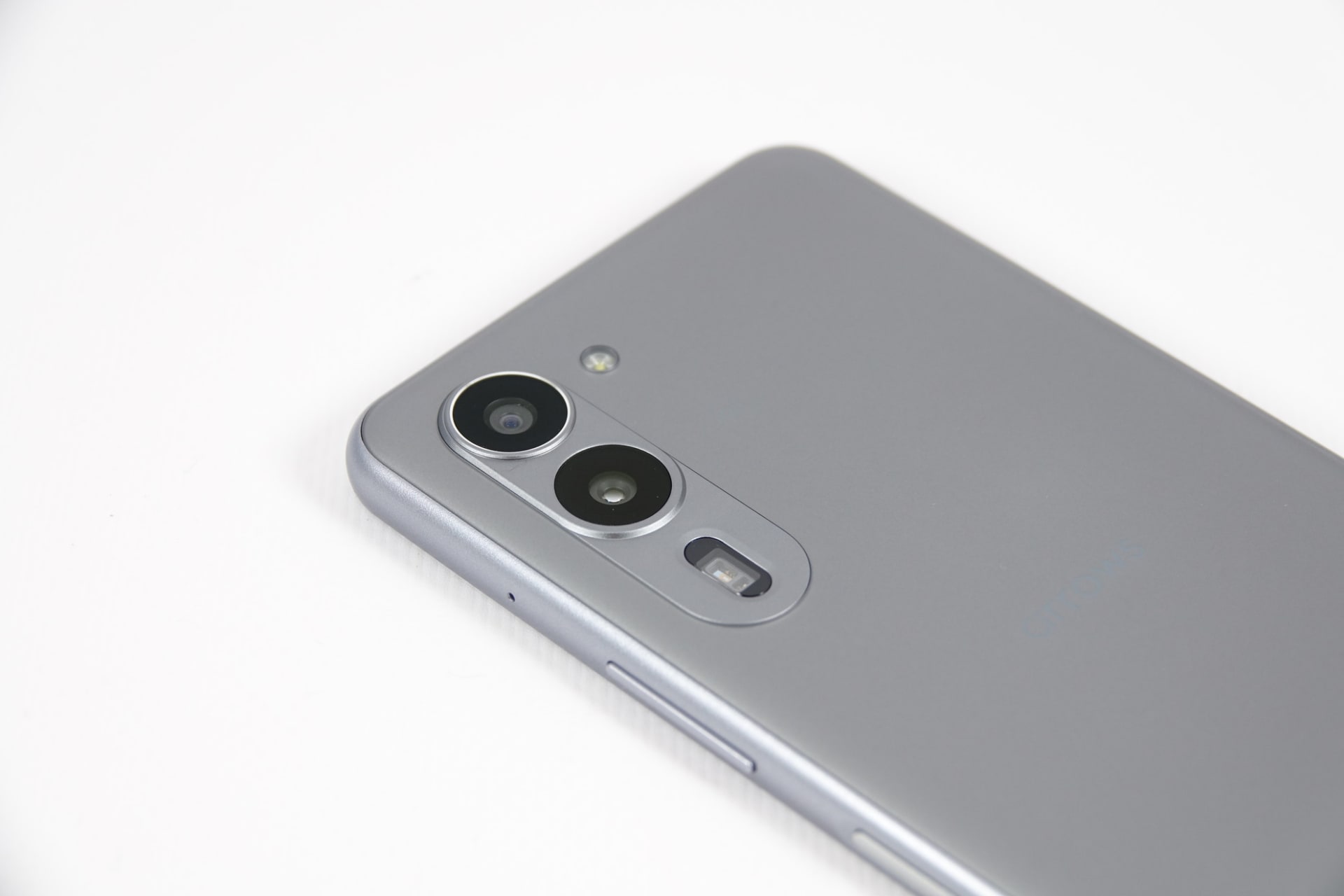 背面カメラ部は、上から超広角、メインカメラ。最下段にあるのは自律神経測定機能で利用するセンサー