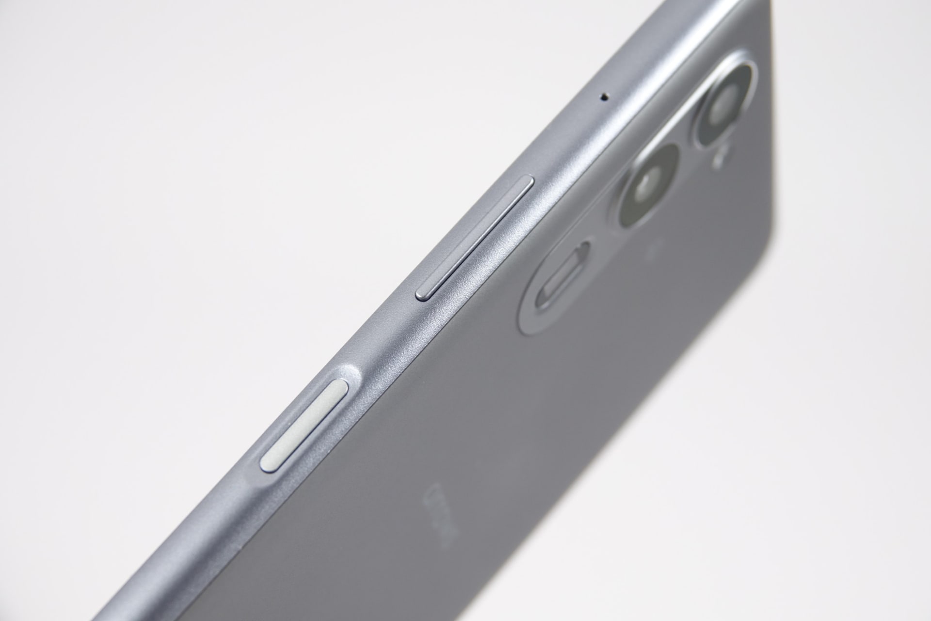 右側面には、上から音量ボタンと電源ボタン。電源ボタンには指紋センサー（静電容量式）を搭載
