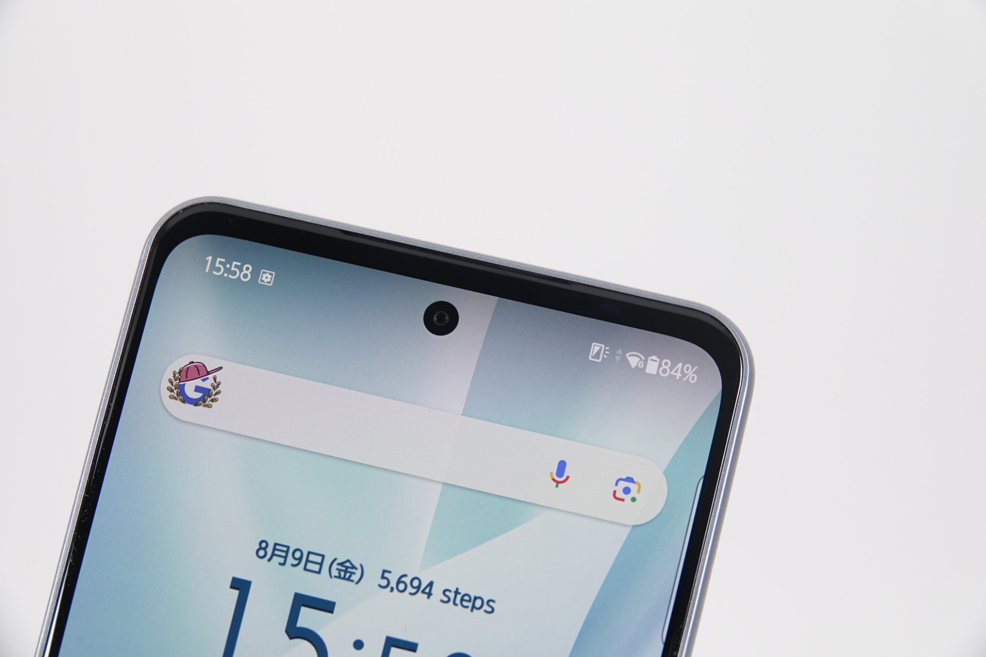 画面上部にフロントカメラがパンチホールで搭載